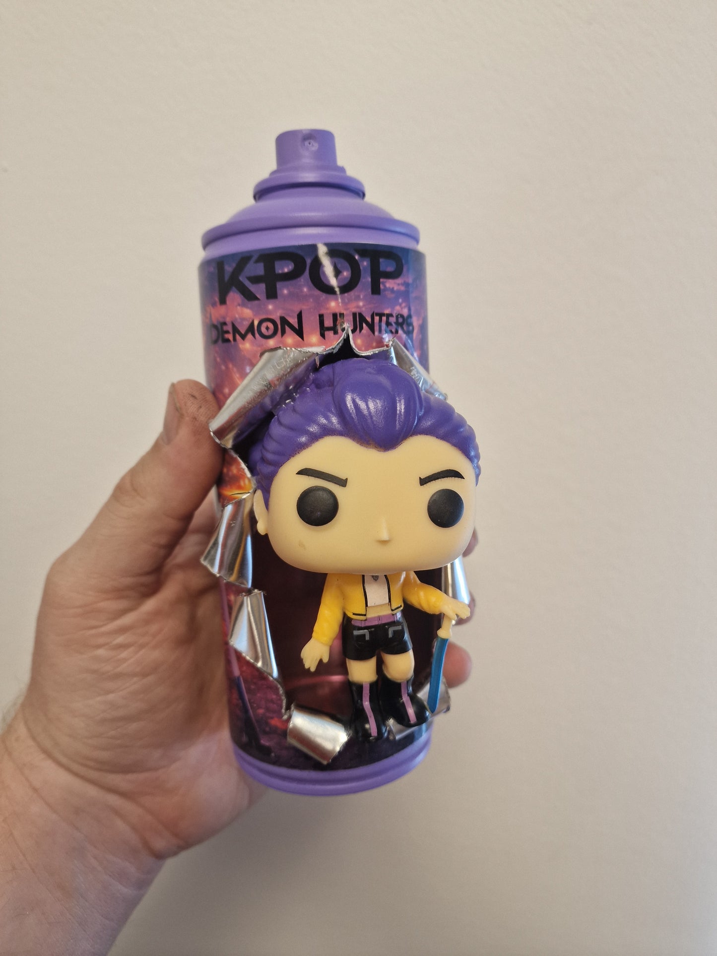 Bombe de peinture custom  – Figurine  rumi Kpop demon hunter pop culture artisanale