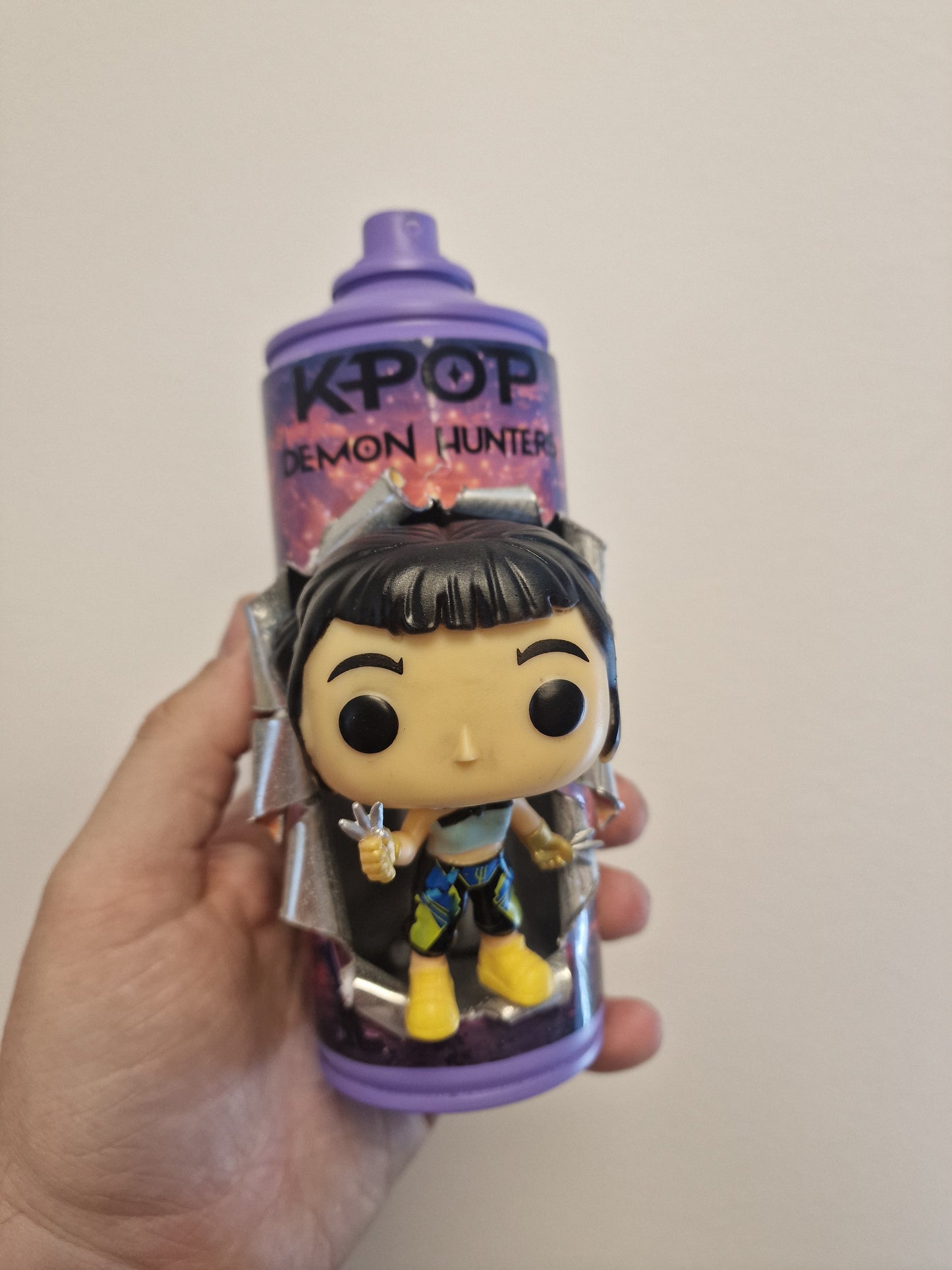 Bombe de peinture custom  – Figurine  zoey Kpop demon hunter pop culture artisanale