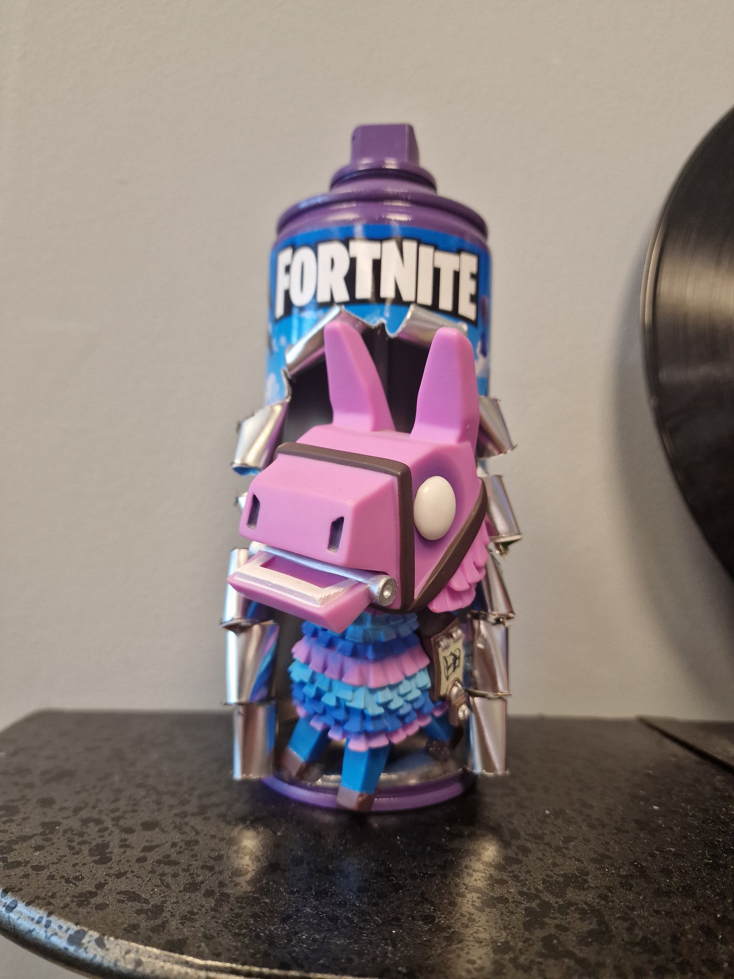 Bombe de peinture custom Fortnite – Loot Llama 3D – Déco Gaming Pop Art – Street Art Gamer – Pièce décorative originale