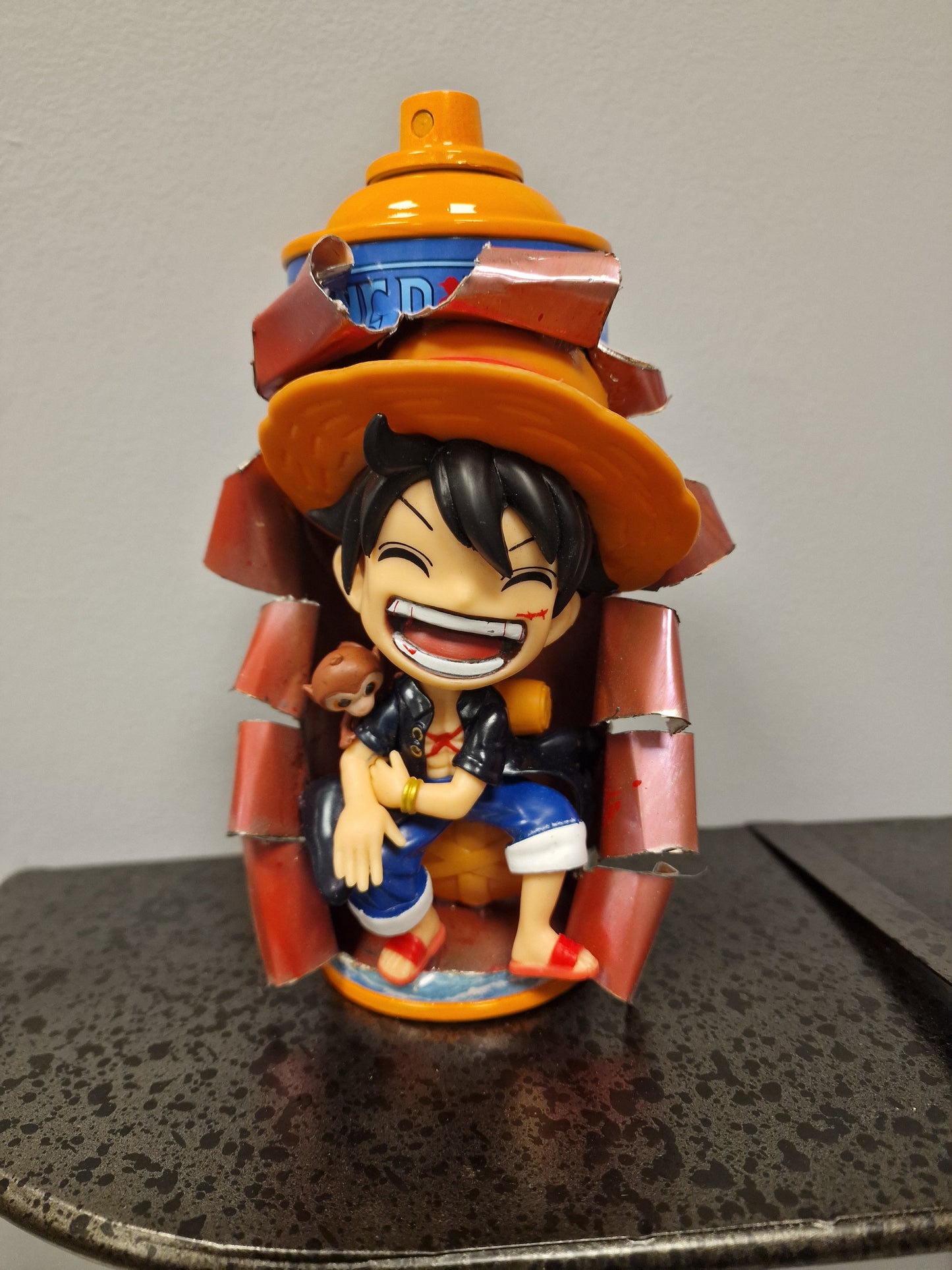 Bombe de peinture custom luffy – Figurine one piece pop culture artisanale