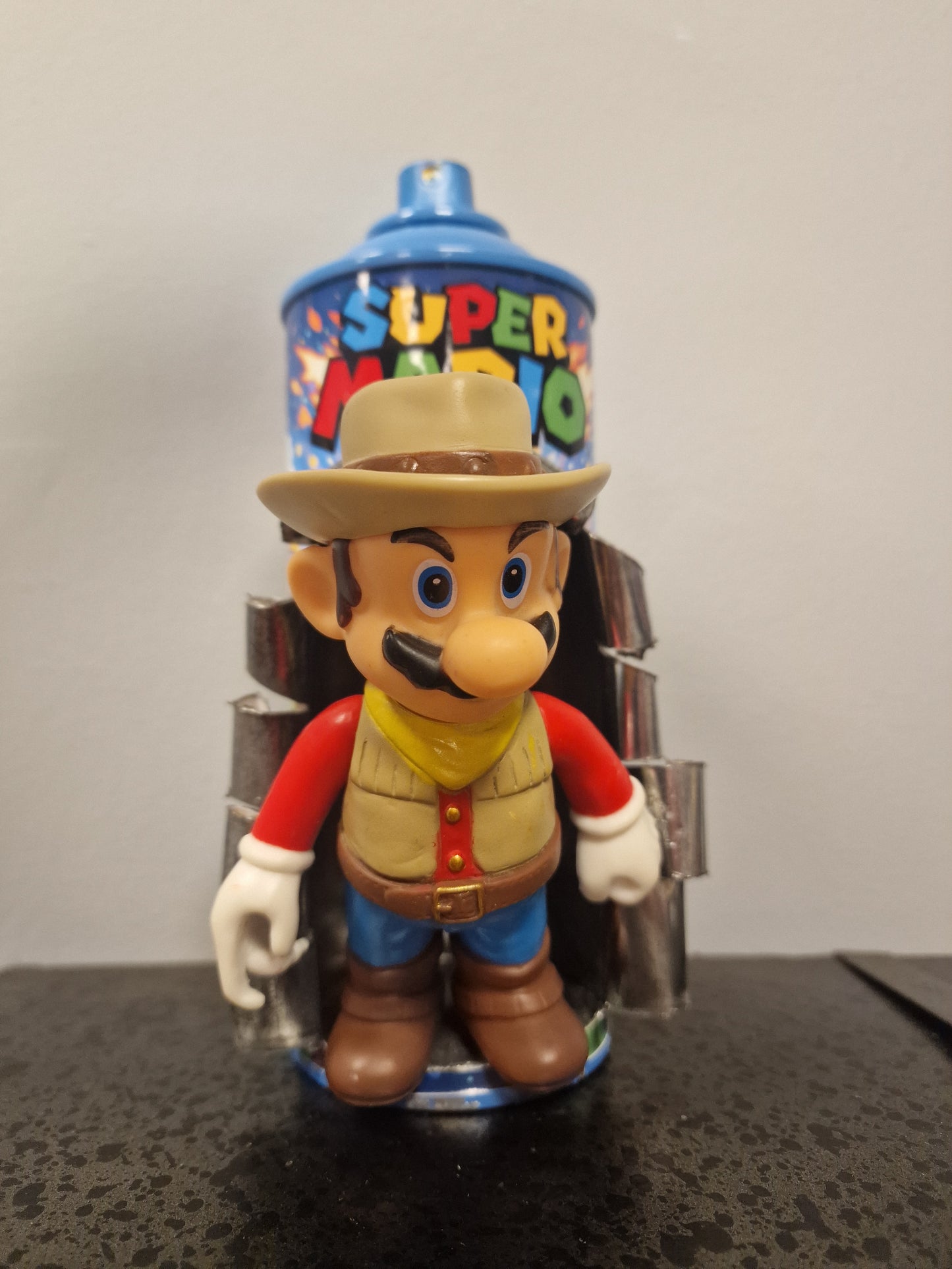 Bombe de peinture custom nintendo  – Figurine mario cowboy   pop culture artisanale