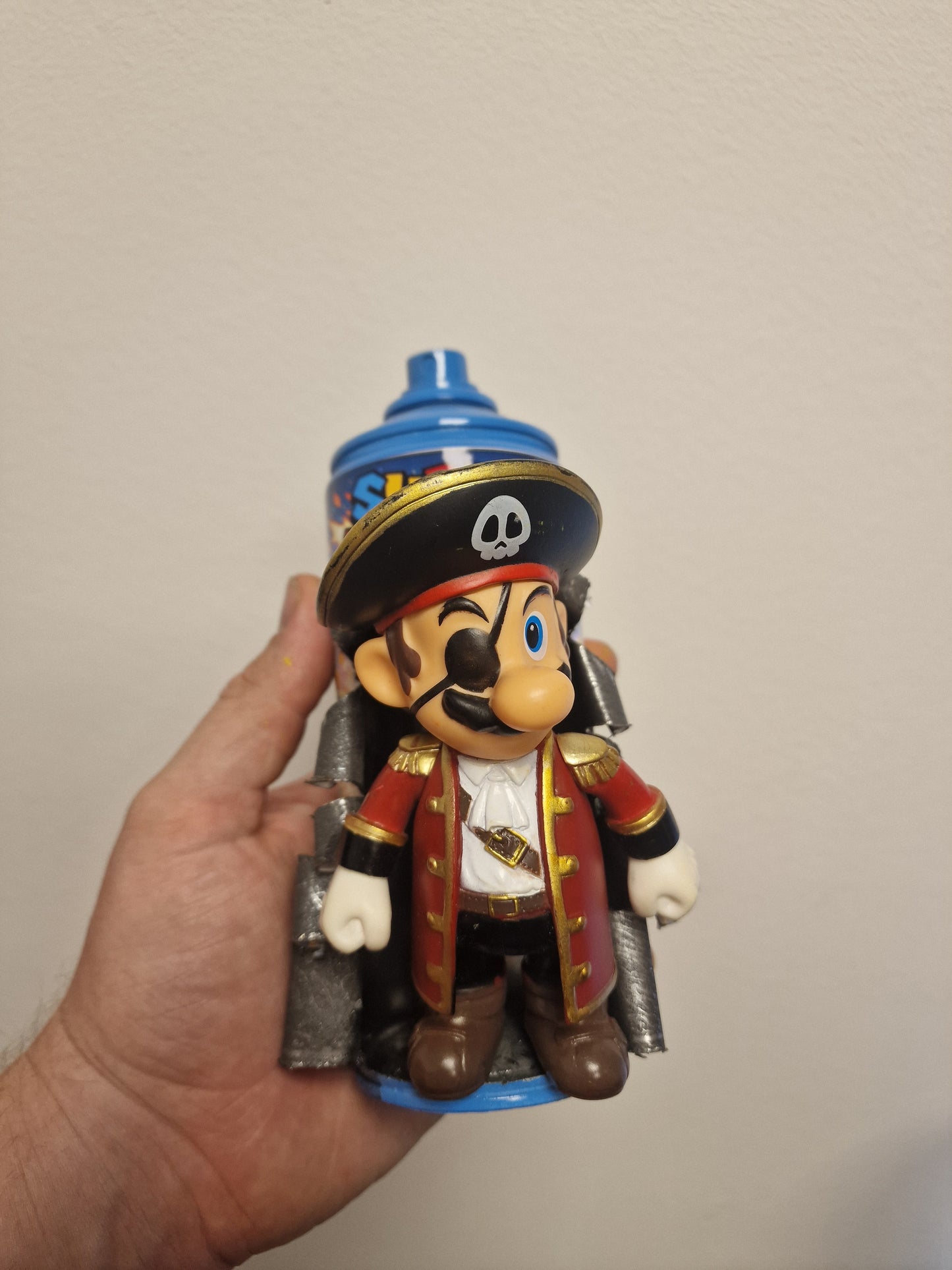 Bombe de peinture custom nintendo  – Figurine mario pirate   pop culture artisanale