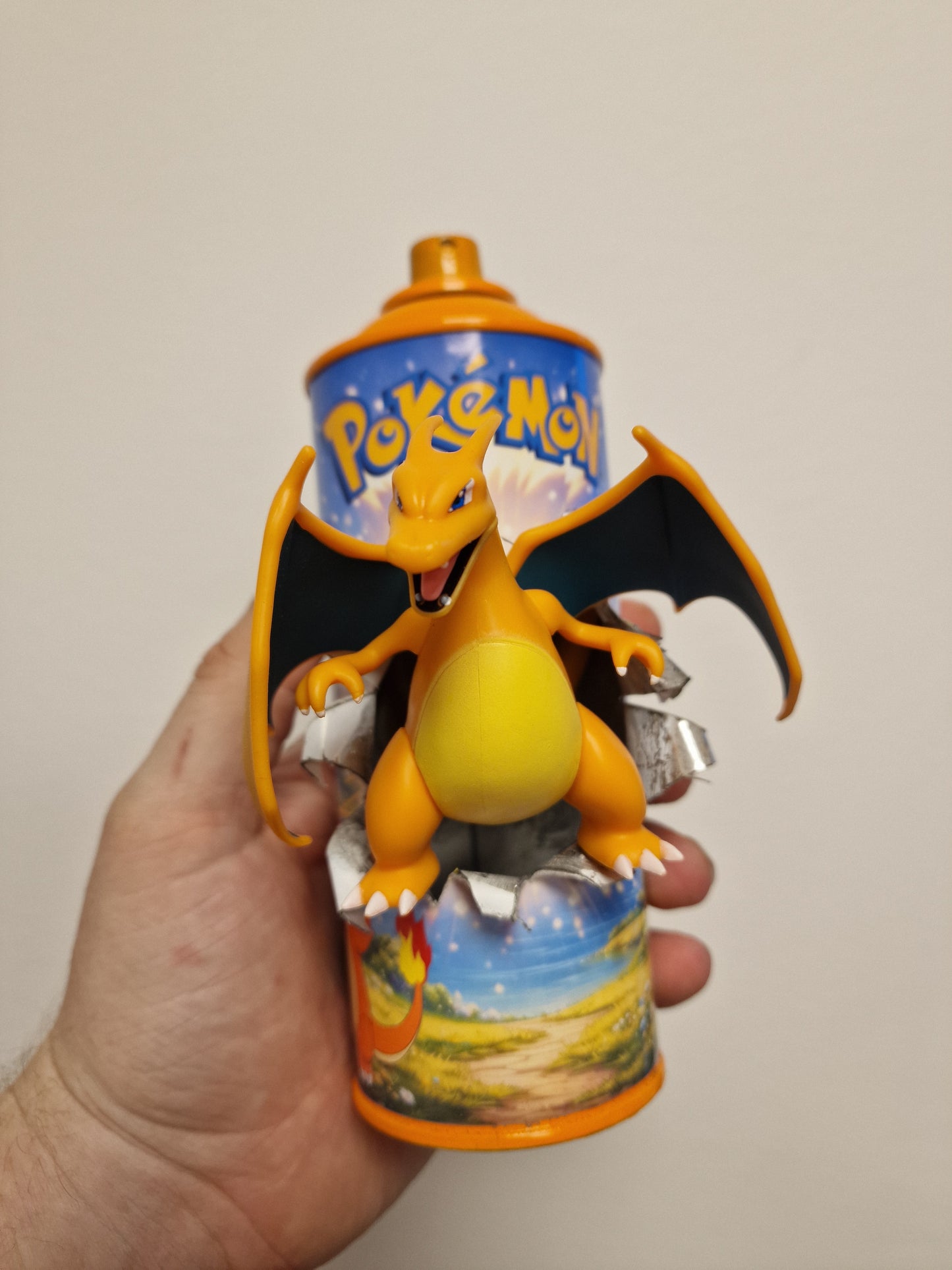 Bombe de peinture custom pokemon – Figurine dracofeu pop culture artisanale