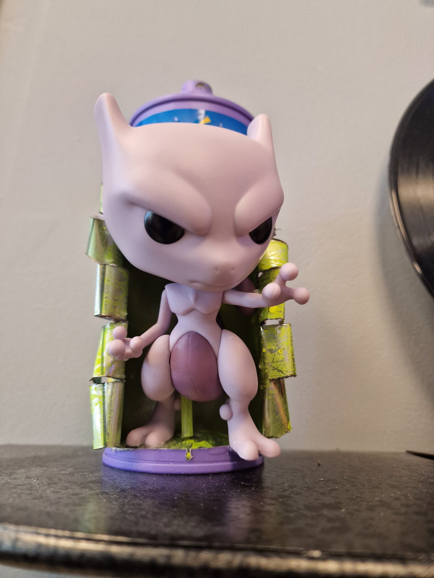 Bombe de peinture custom pokemon – Figurine mewtwo pop culture artisanale