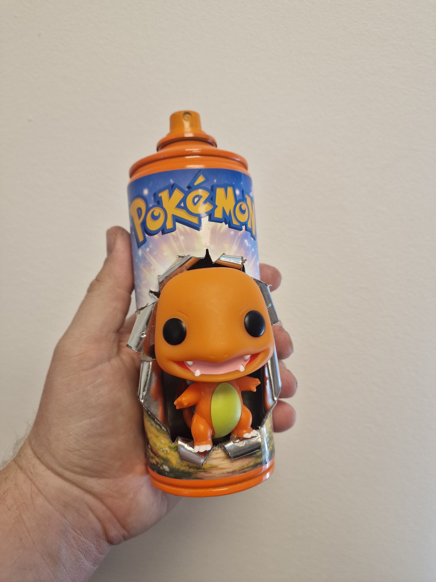 Bombe de peinture custom pokemon – Figurine salameche  pop culture artisanale