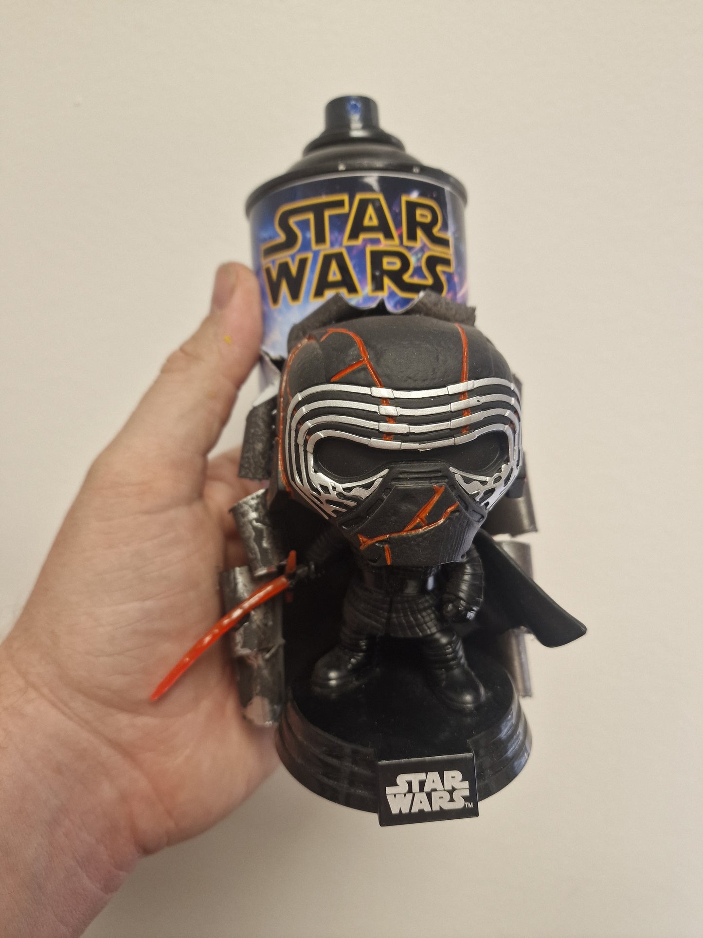 Bombe de peinture custom star wars – Figurine kylo ren pop culture artisanale