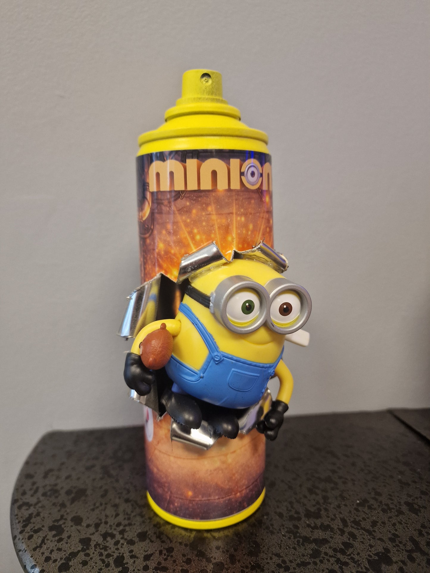 Bombe de peinture custom minions– Figurine des minions pop culture artisanale