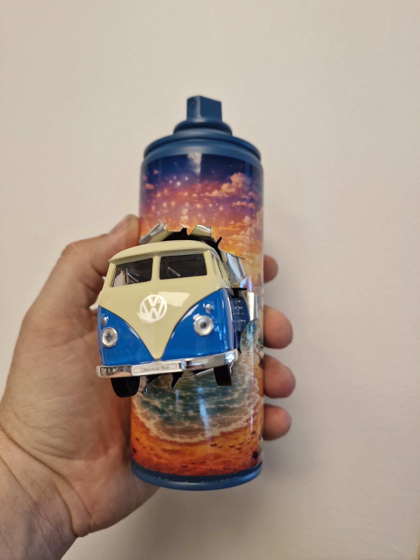 Bombe de peinture custom Volkswagen – Figurine combi pop culture artisanale
