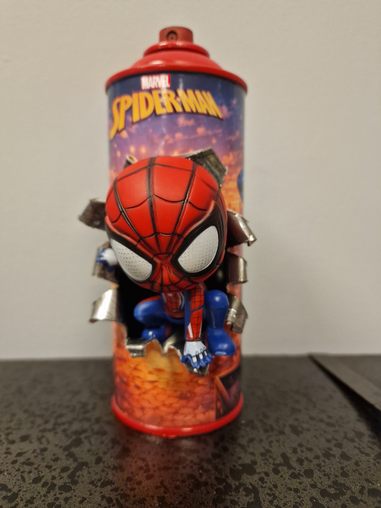 Bombe de peinture custom marvel – Figurine  little Spiderman pop culture artisanale