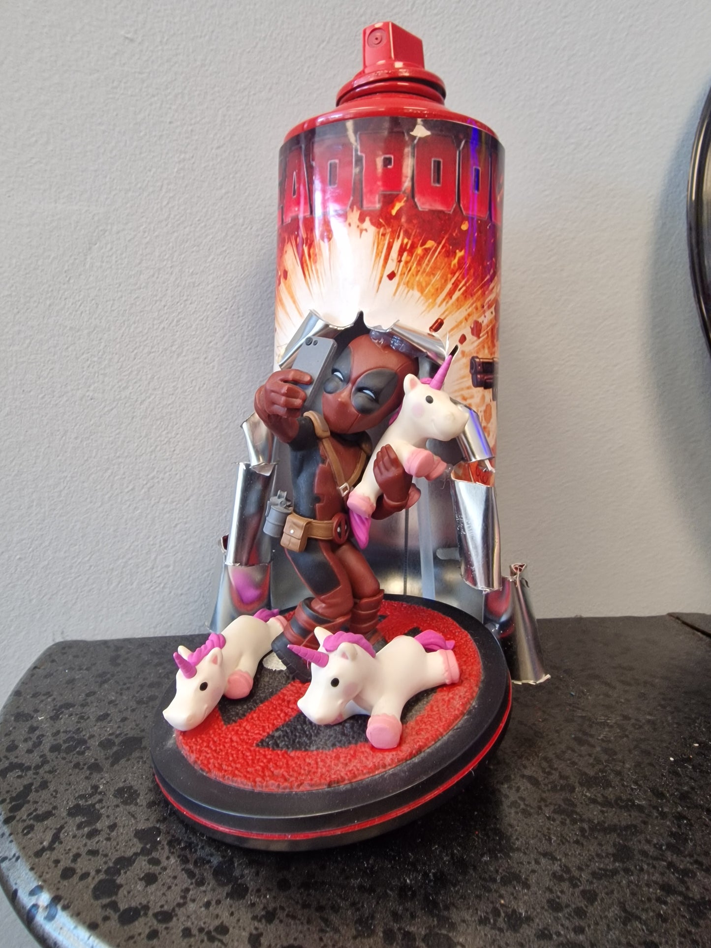Bombe de peinture custom marvel – Figurine pop deadpool pop licorne culture artisanale