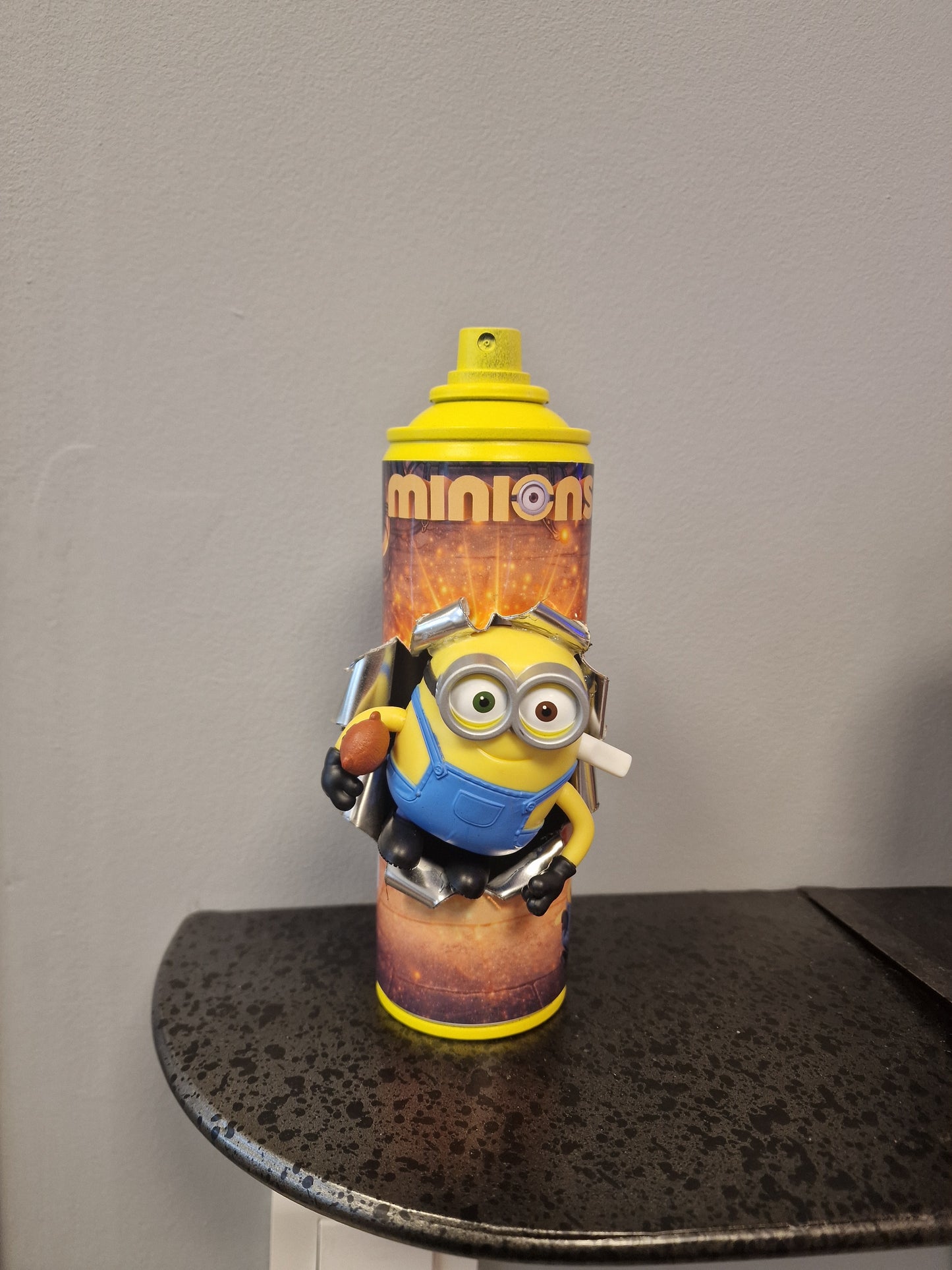 Bombe de peinture custom minions– Figurine des minions pop culture artisanale