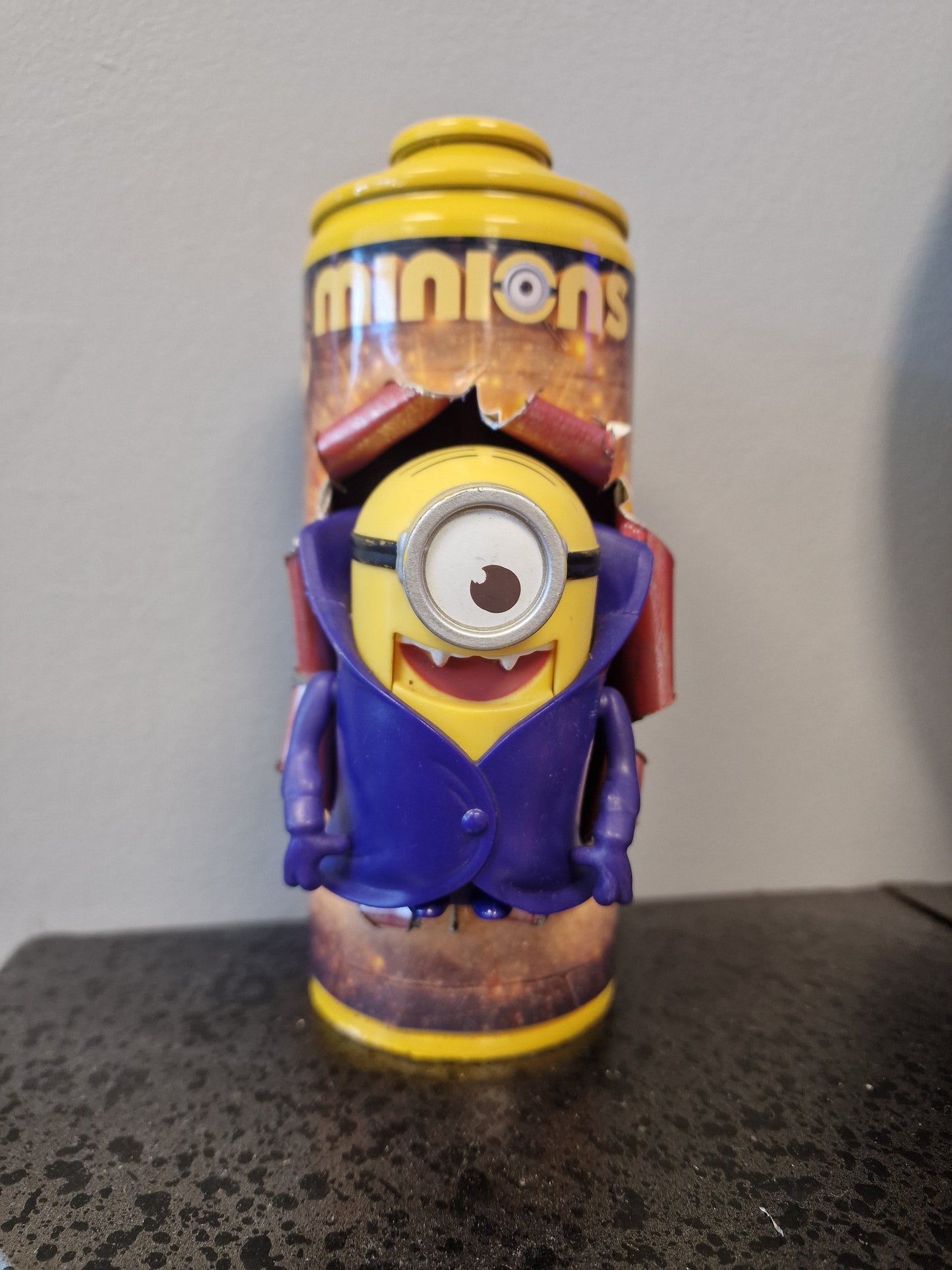 Bombe de peinture custom minions– Figurine des minions vampire pop culture artisanale
