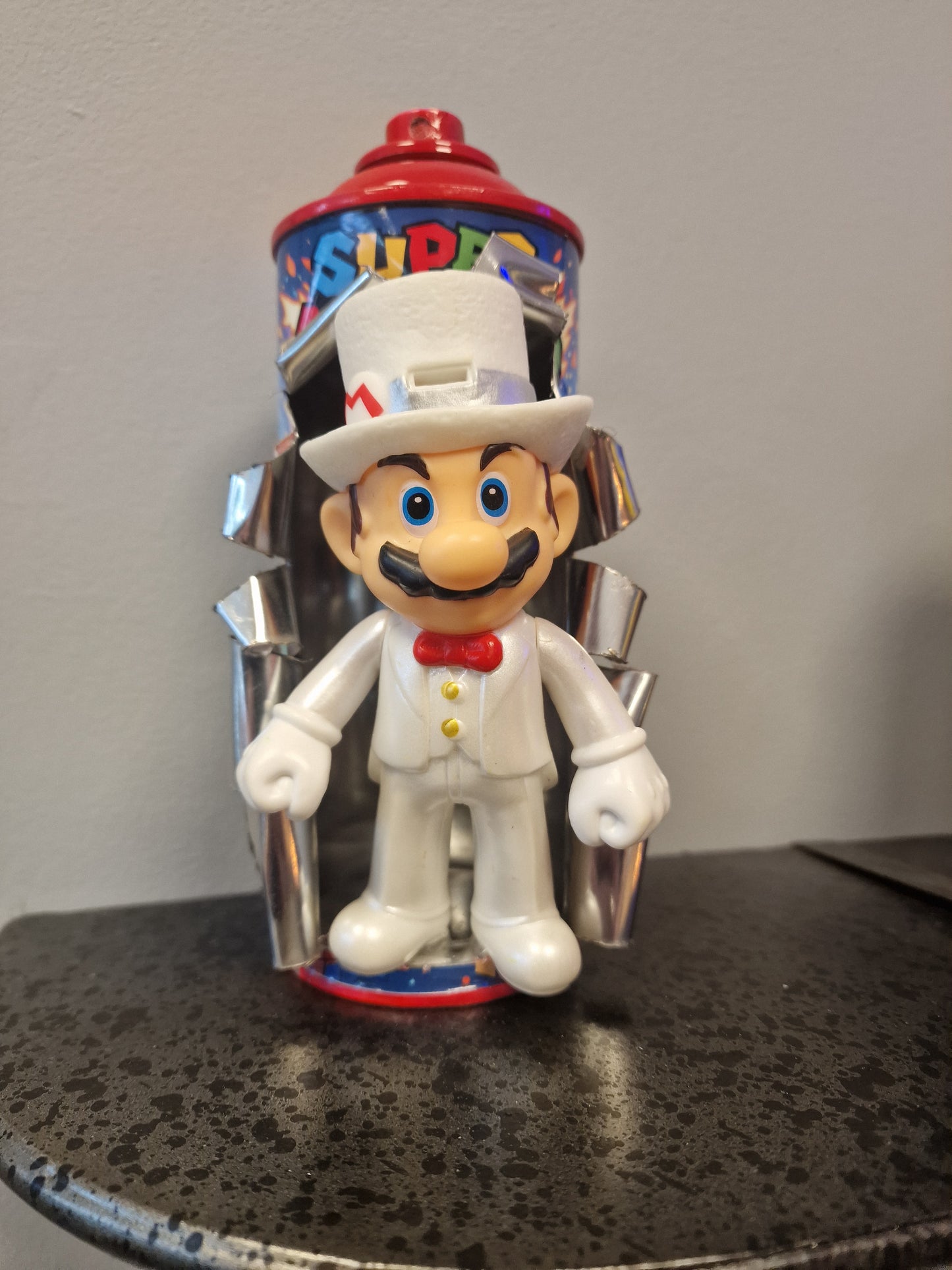 Bombe de peinture custom nintendo  – Figurine mario costume pop culture artisanale
