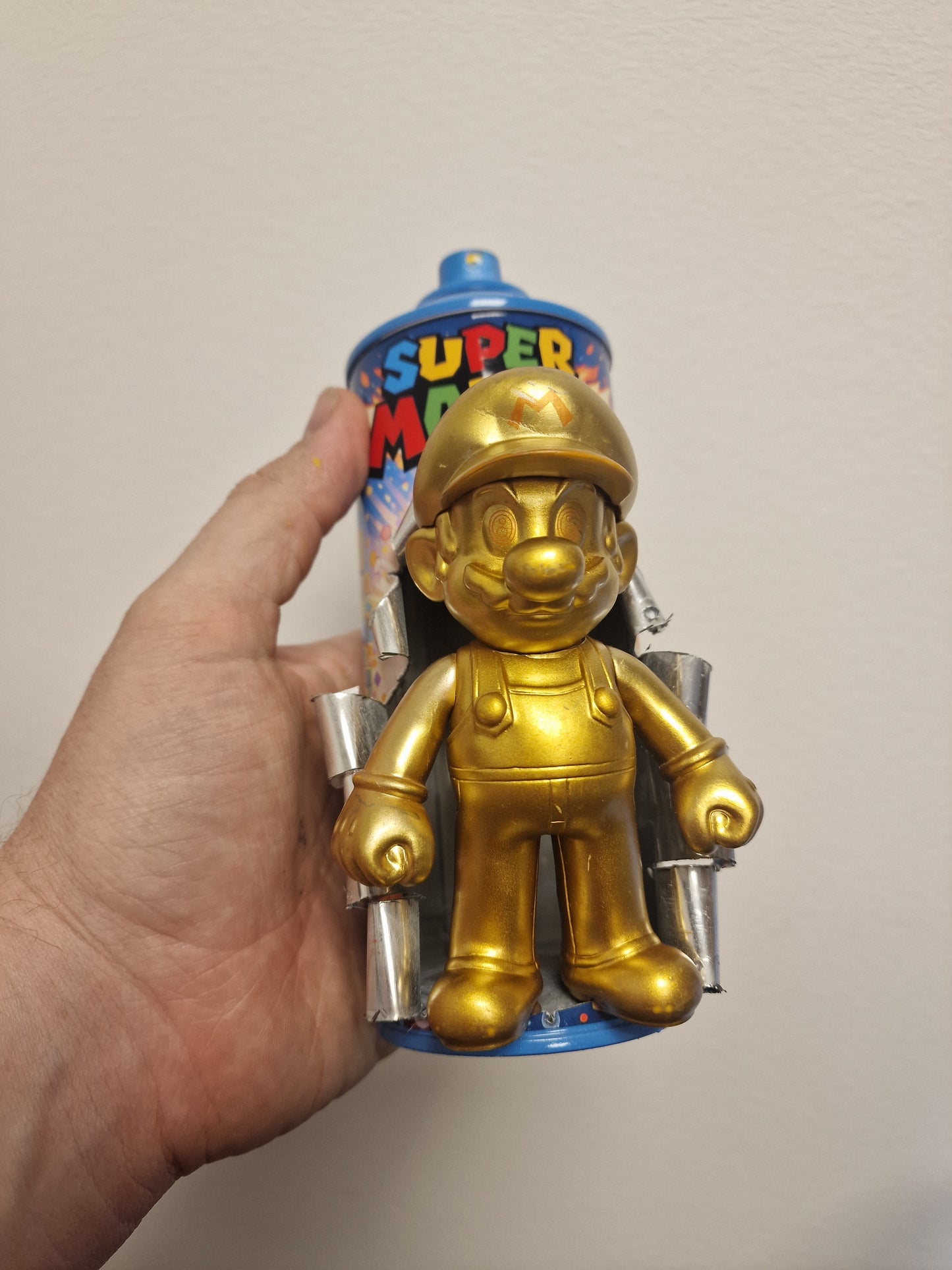 Bombe de peinture custom nintendo  – Figurine mario gold  pop culture artisanale