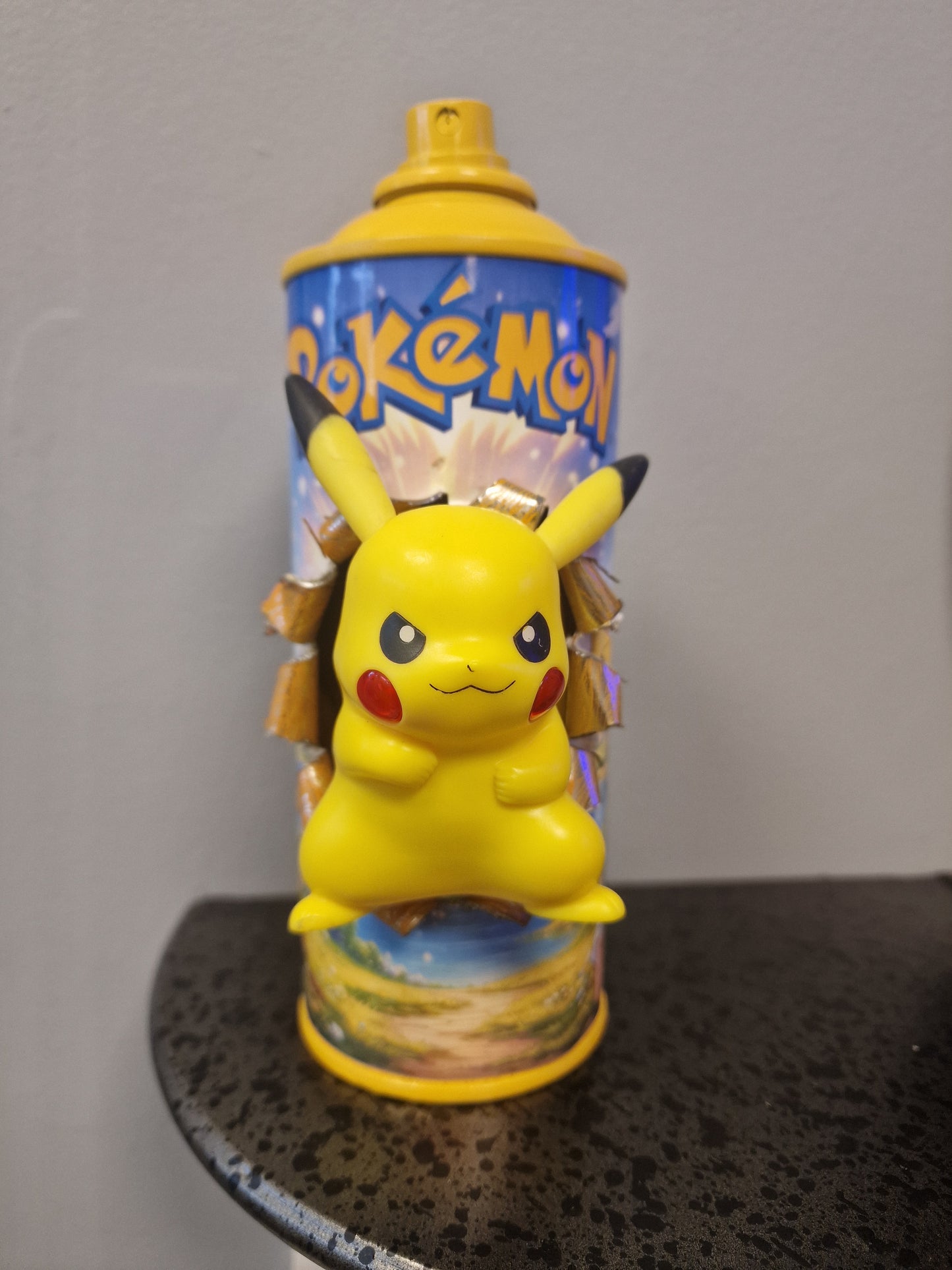 Bombe de peinture custom pokemon – Figurine pikachu pop culture artisanale