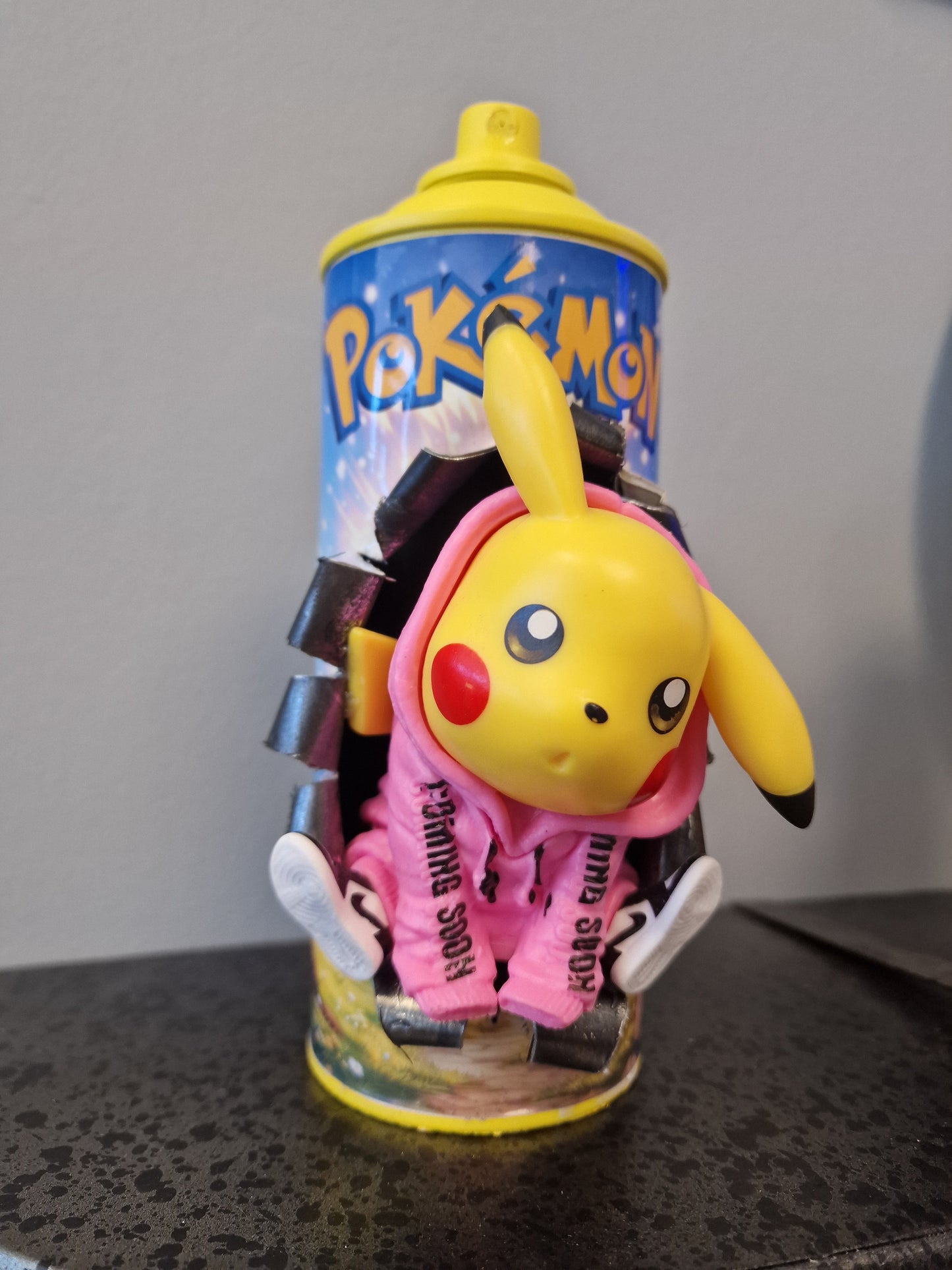 Bombe de peinture custom pokemon – Figurine pikachu rose pop culture artisanale
