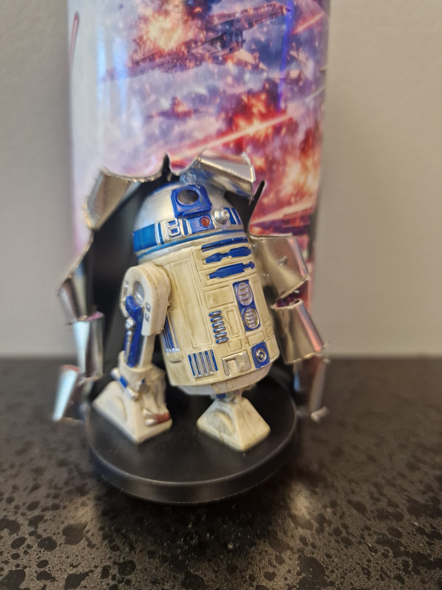 Bombe de peinture custom star wars – Figurine r2d2 pop culture artisanale