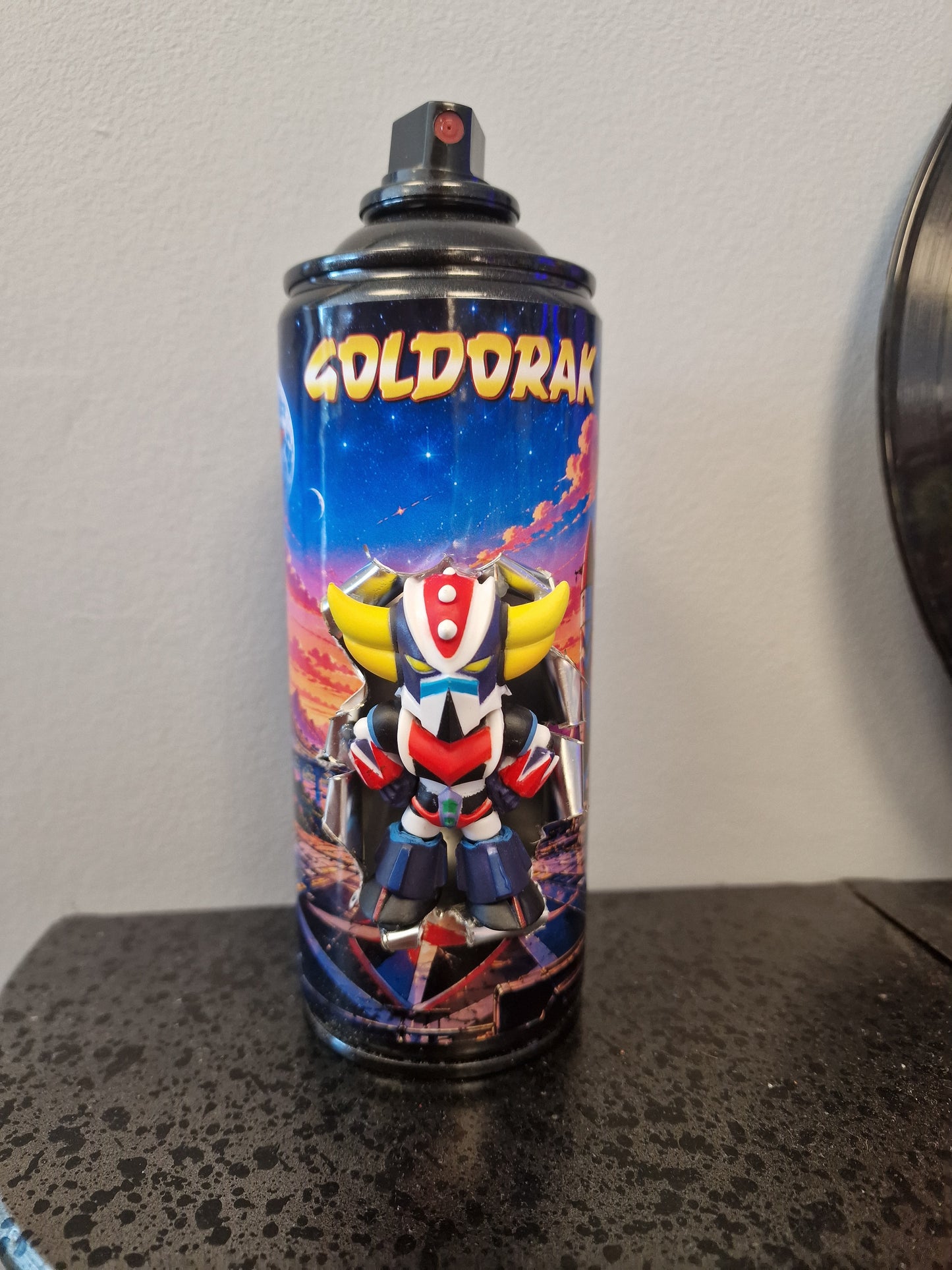Bombe de peinture figurine Goldorak customisée – Figurine 3D effet explosion – Déco Manga & Pop Culture