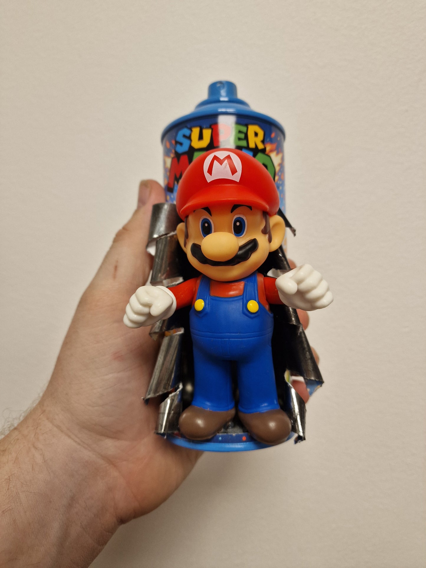 Bombe de peinture custom nintendo  – Figurine mario  pop culture artisanale