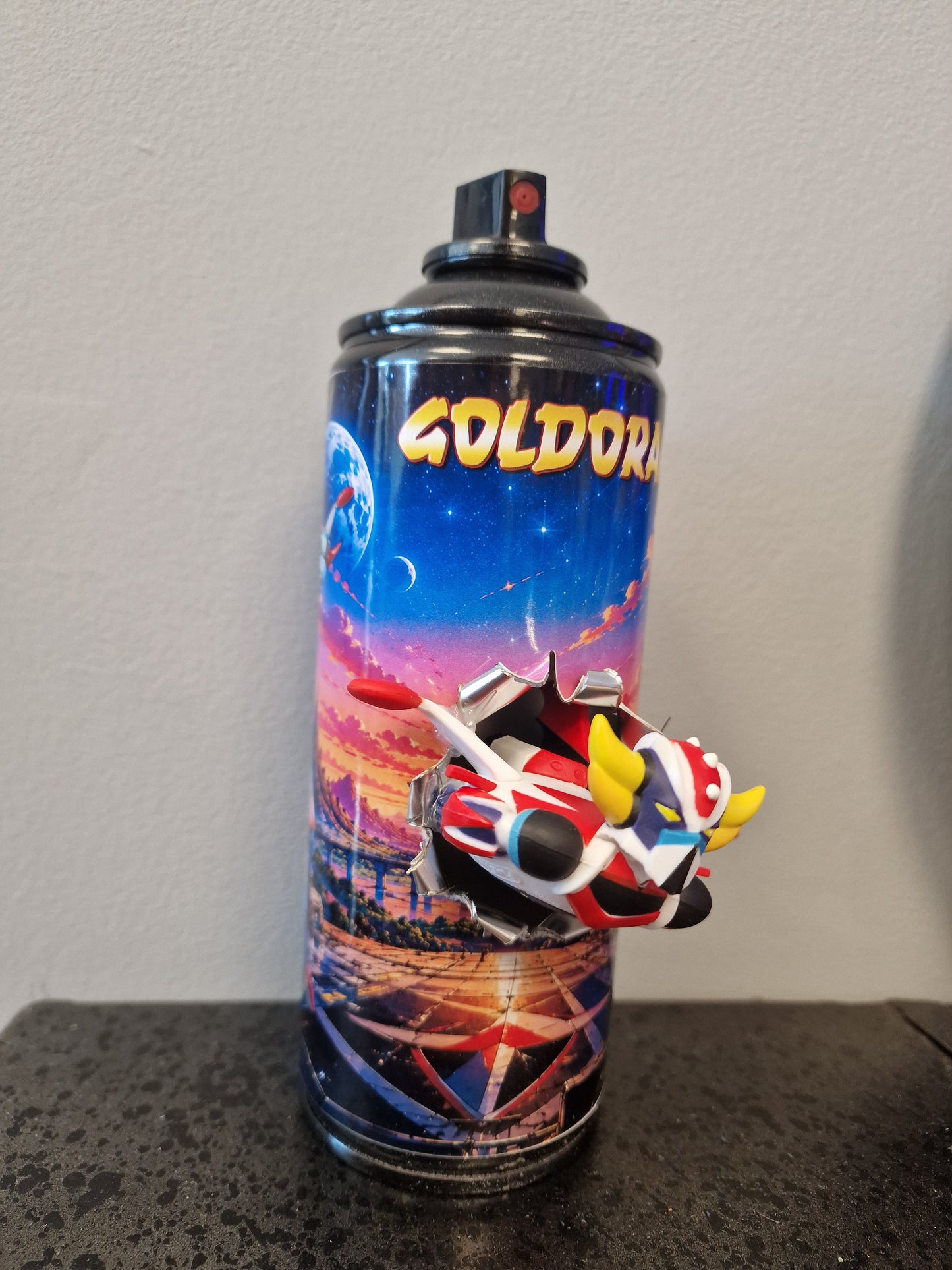 Bombe de peinture Goldorak customisée – Figurine 3D effet explosion – Déco Manga & Pop Culture