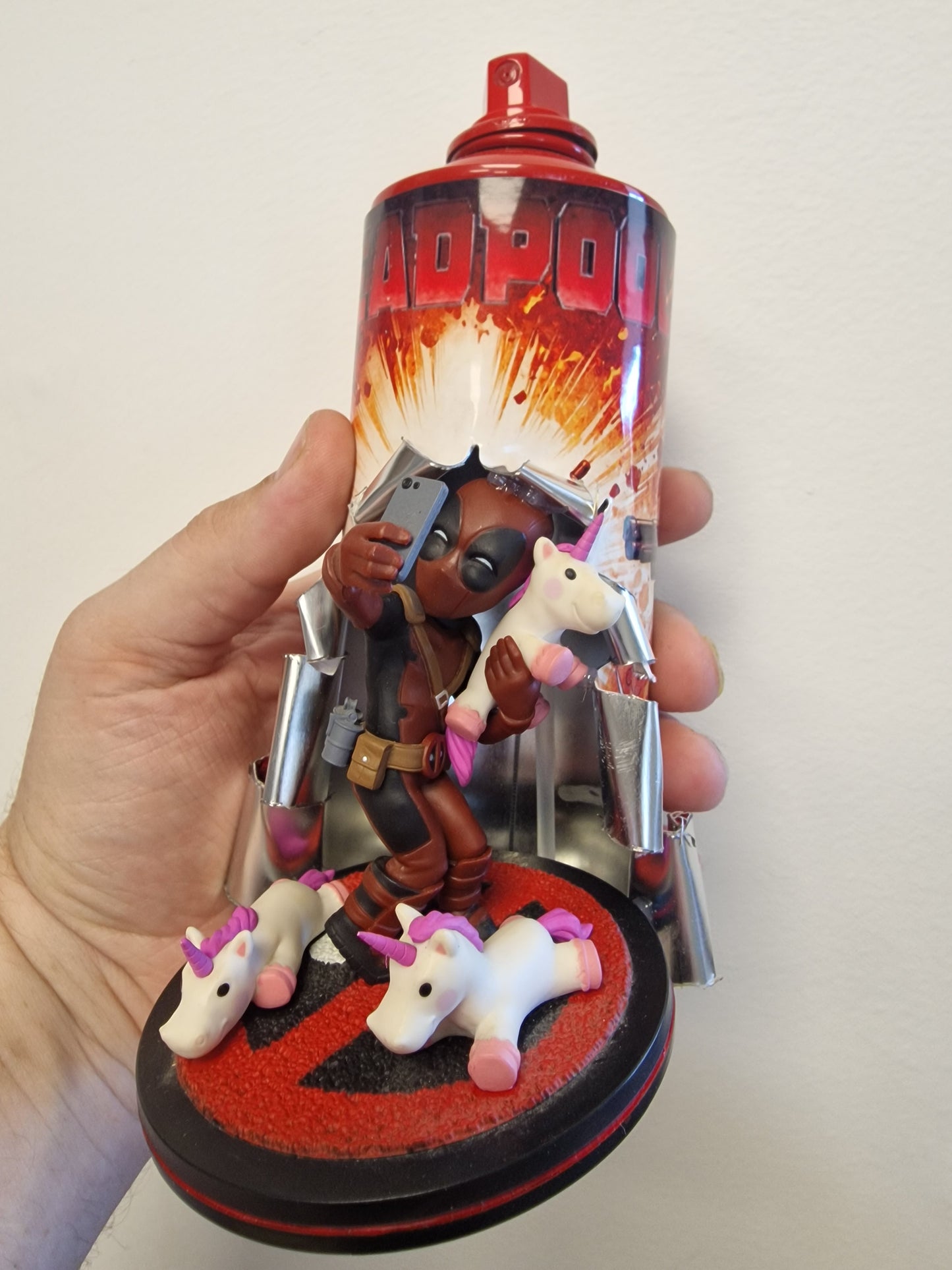 Bombe de peinture custom marvel – Figurine pop deadpool pop licorne culture artisanale
