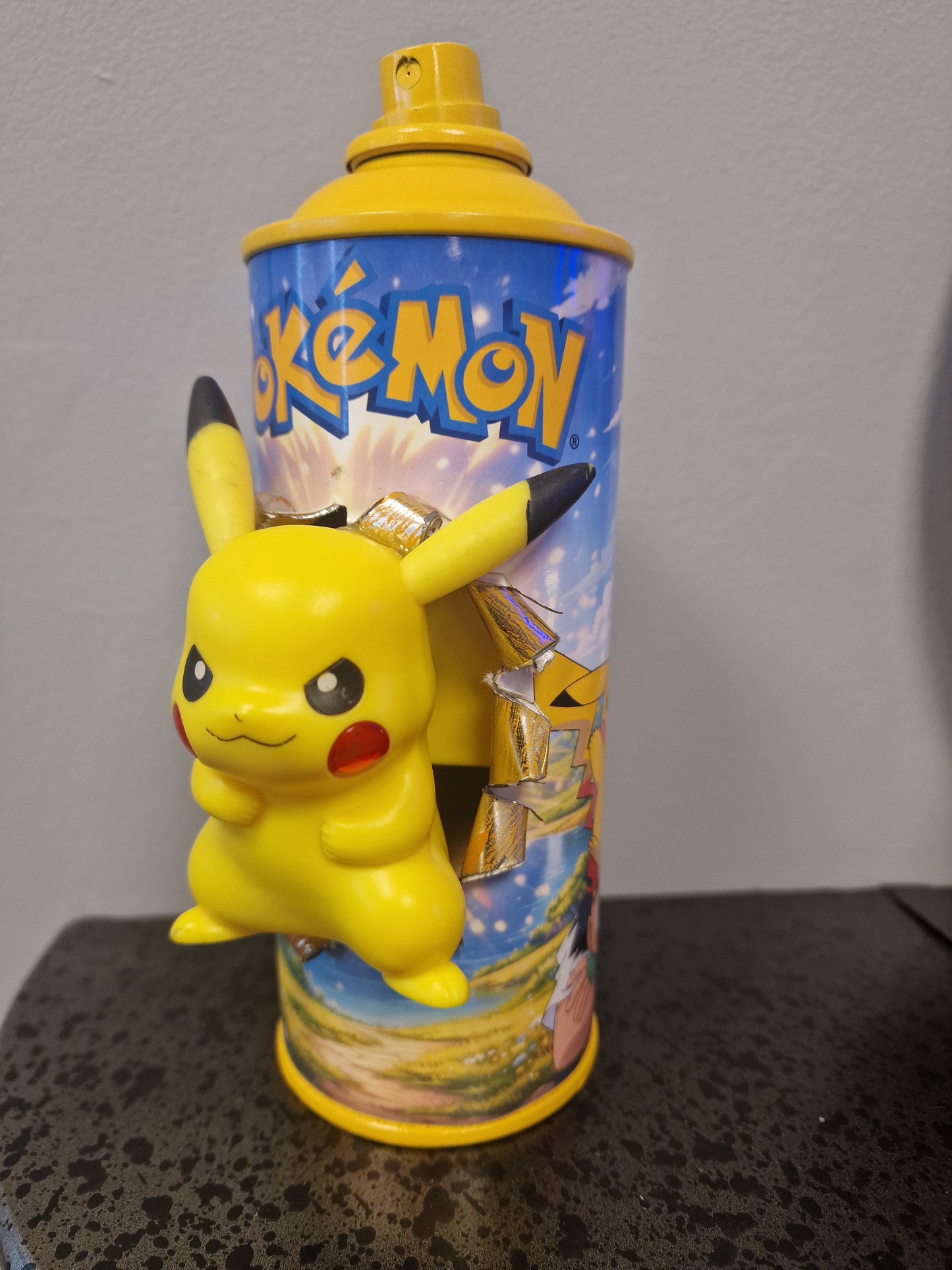 Bombe de peinture custom pokemon – Figurine pikachu pop culture artisanale