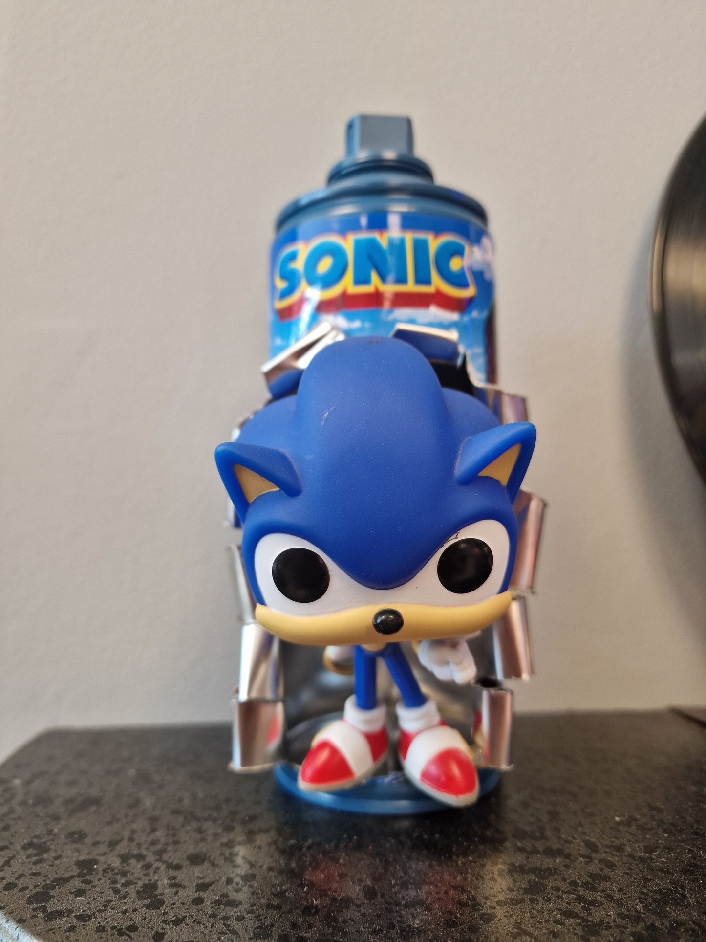 Bombe de peinture customisée Sonic – Figurine 3D effet explosion – Décoration gaming rétro SEGA