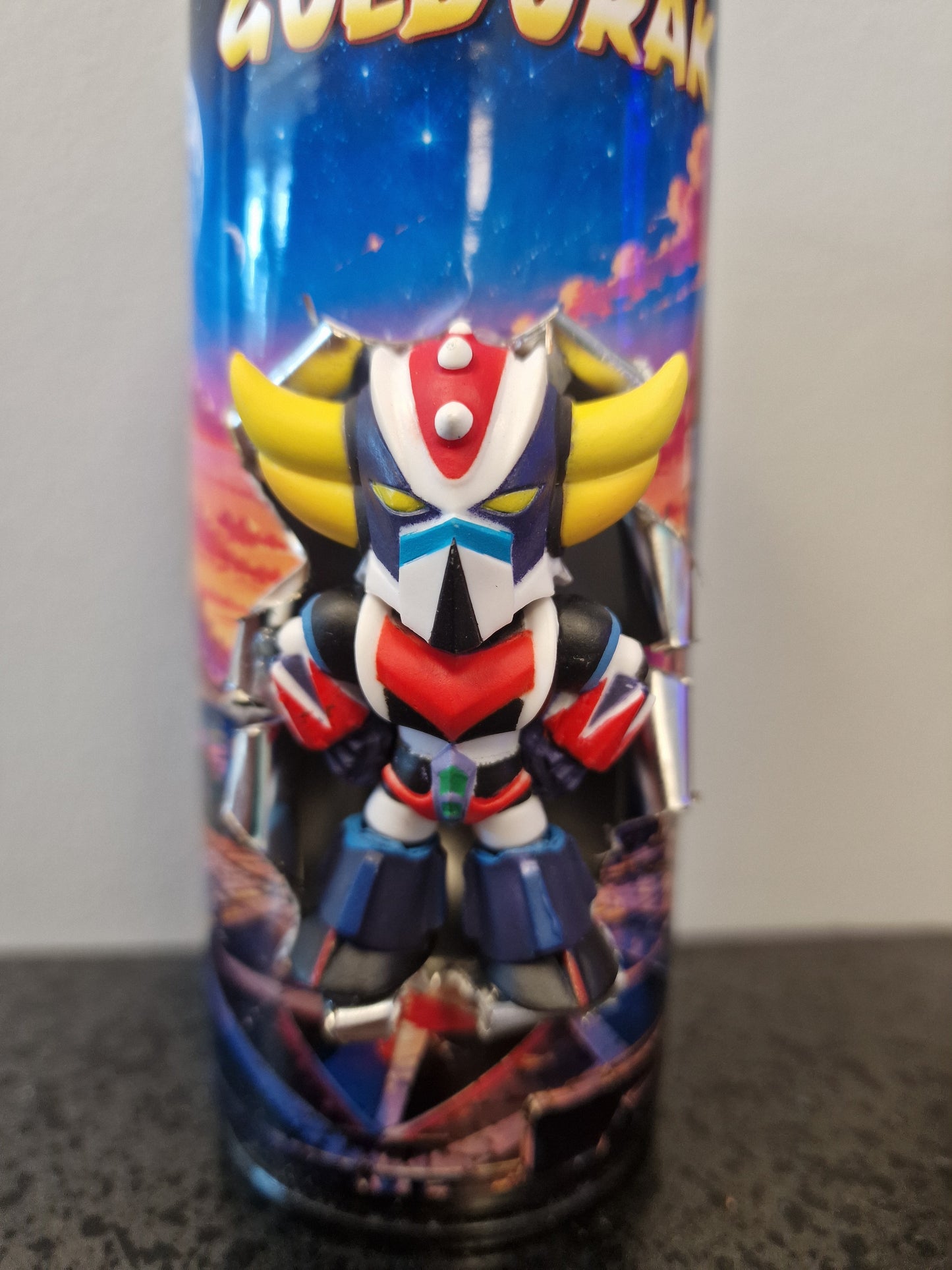 Bombe de peinture figurine Goldorak customisée – Figurine 3D effet explosion – Déco Manga & Pop Culture