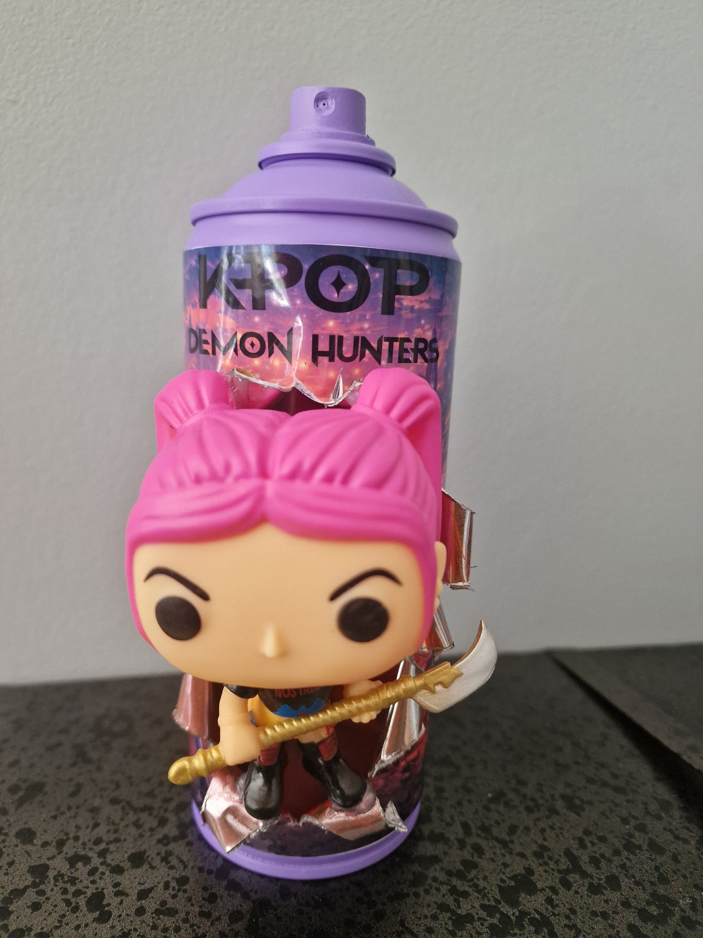 Bombe de peinture custom  – Figurine  mira Kpop demon hunter pop culture artisanale