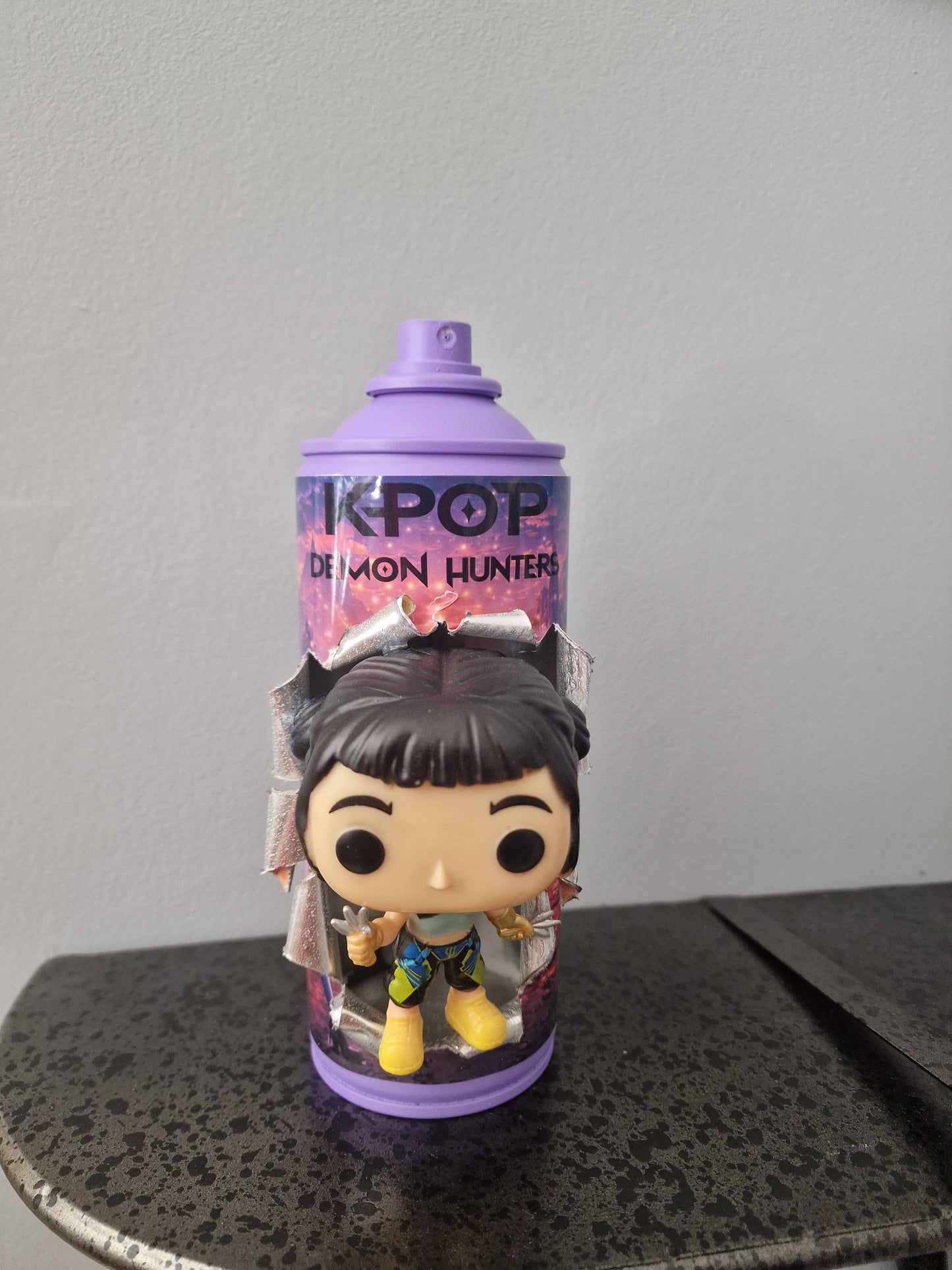 Bombe de peinture custom  – Figurine  zoey Kpop demon hunter pop culture artisanale