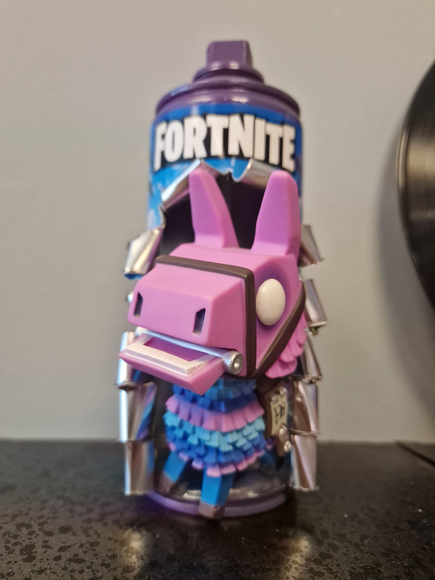 Bombe de peinture custom Fortnite – Loot Llama 3D – Déco Gaming Pop Art – Street Art Gamer – Pièce décorative originale