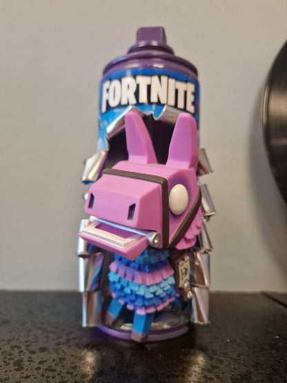 Bombe de peinture custom Fortnite – Loot Llama 3D – Déco Gaming Pop Art – Street Art Gamer – Pièce décorative originale