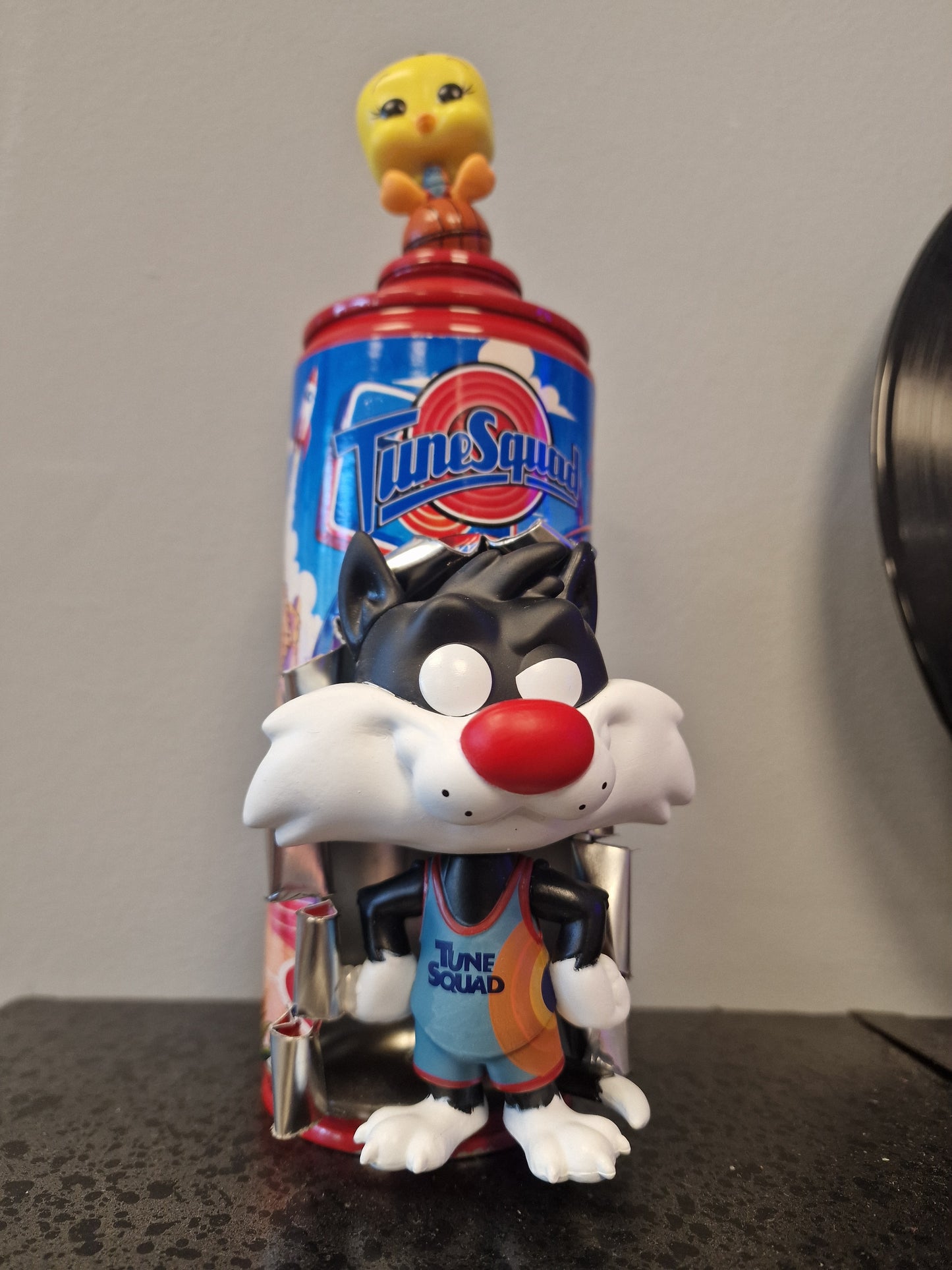 Bombe de peinture custom Titi & Grosminet – Tweety Sylvester Tune Squad – Déco Pop Art Space Jam – Pièce unique Looney Tunes