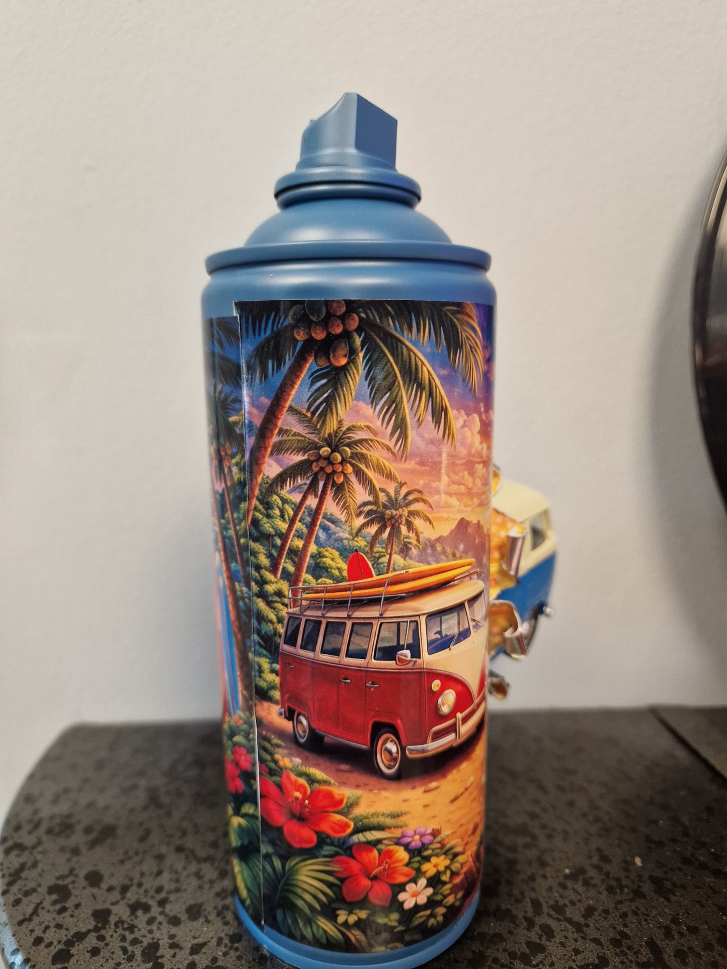 Bombe de peinture custom Volkswagen – Figurine combi pop culture artisanale