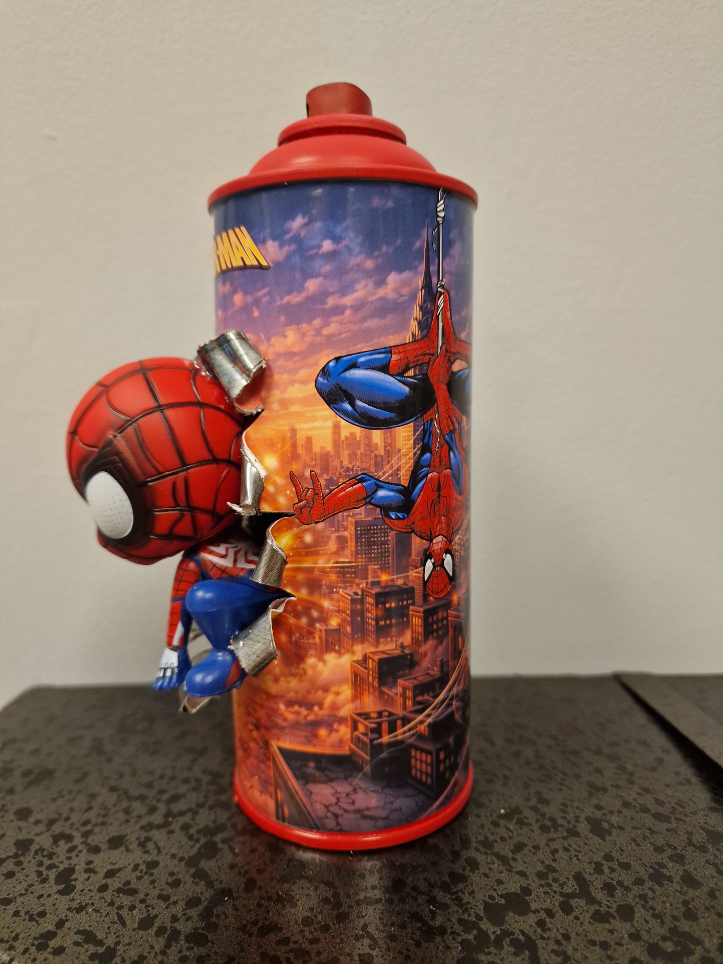 Bombe de peinture custom marvel – Figurine  little Spiderman pop culture artisanale