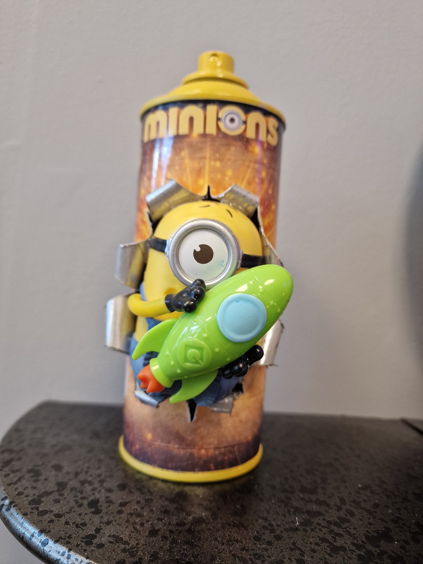 Bombe de peinture custom minions– Figurine des minions spacial pop culture artisanale