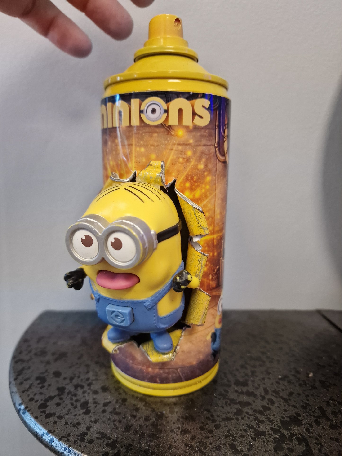 Bombe de peinture custom minions– Figurine des minions tong pop culture artisanale