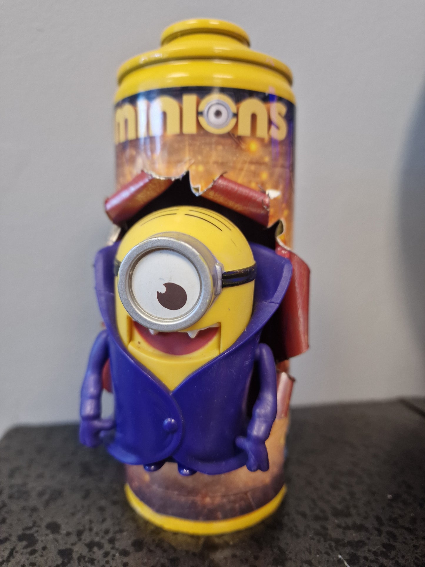 Bombe de peinture custom minions– Figurine des minions vampire pop culture artisanale