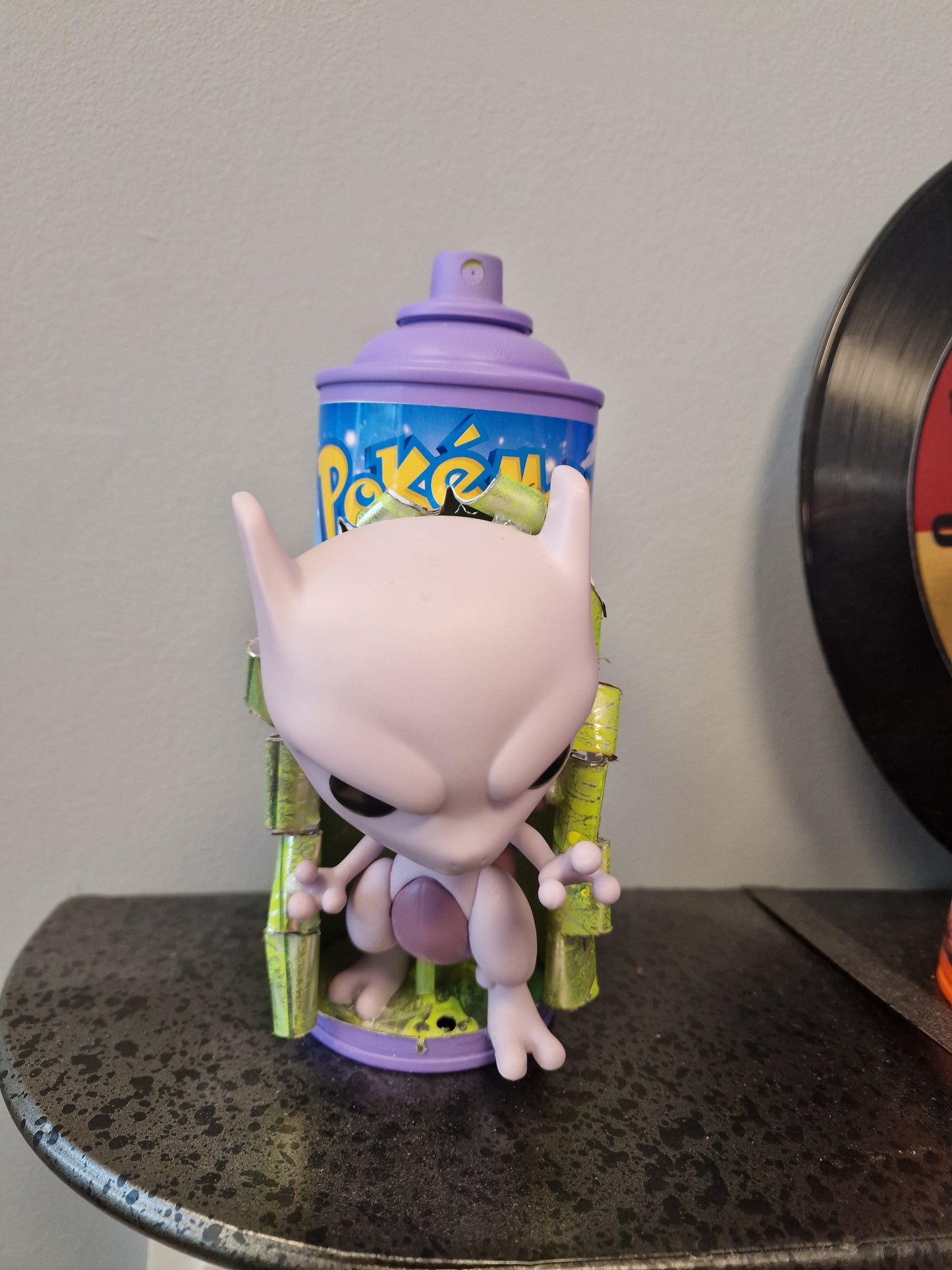 Bombe de peinture custom pokemon – Figurine mewtwo pop culture artisanale
