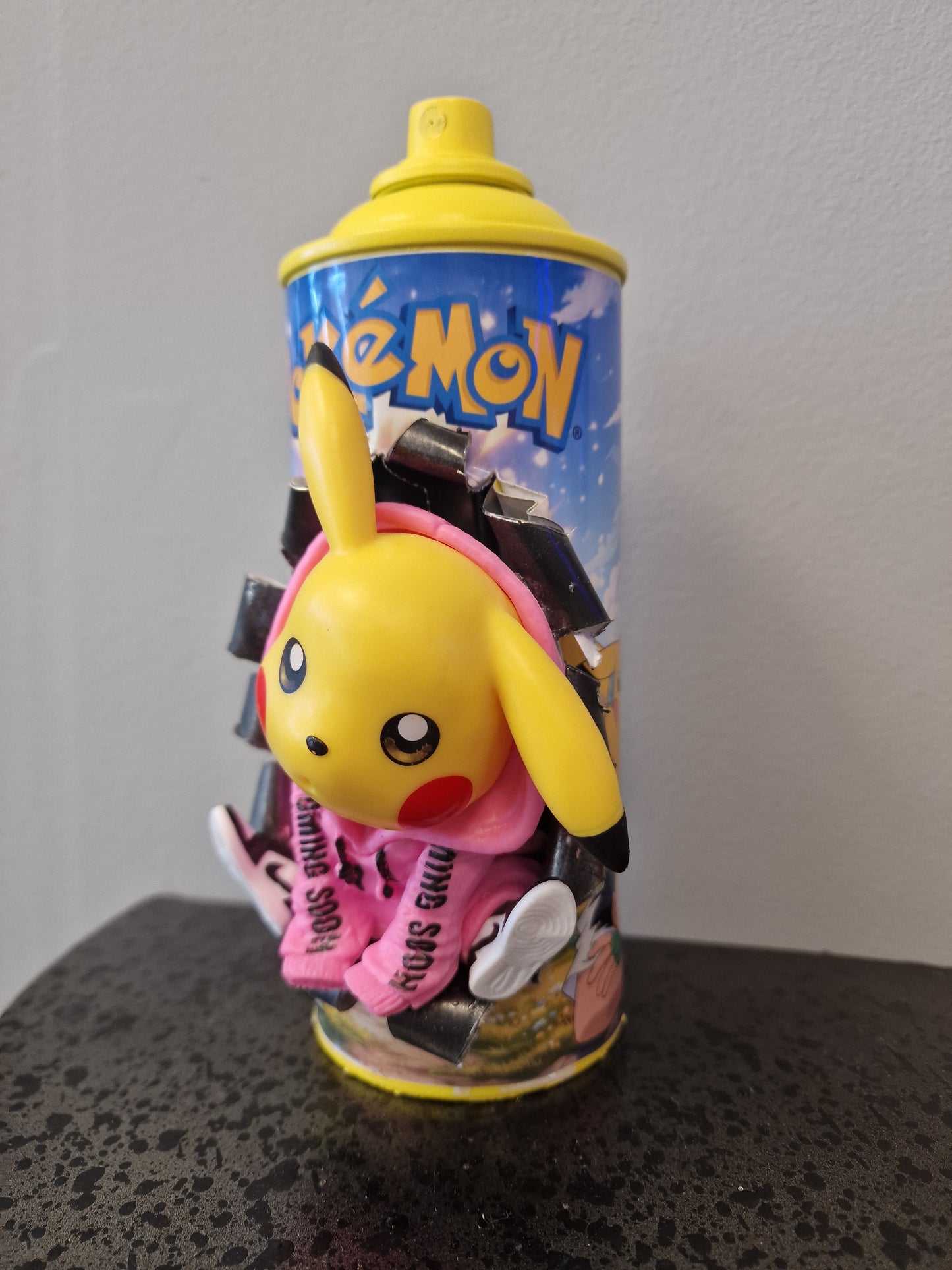Bombe de peinture custom pokemon – Figurine pikachu rose pop culture artisanale