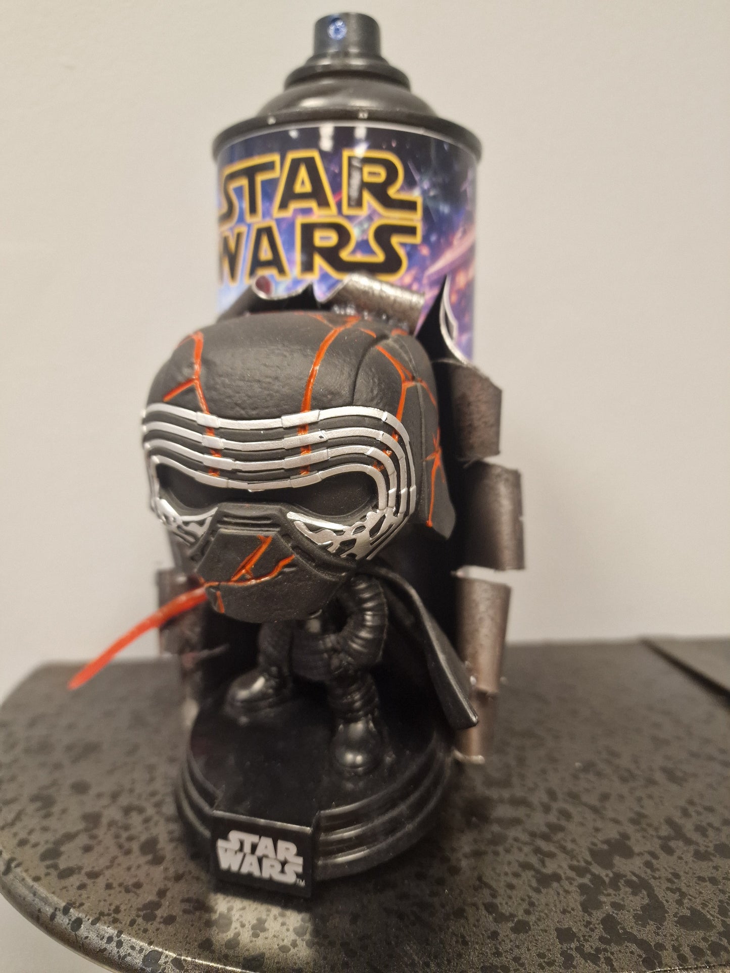 Bombe de peinture custom star wars – Figurine kylo ren pop culture artisanale