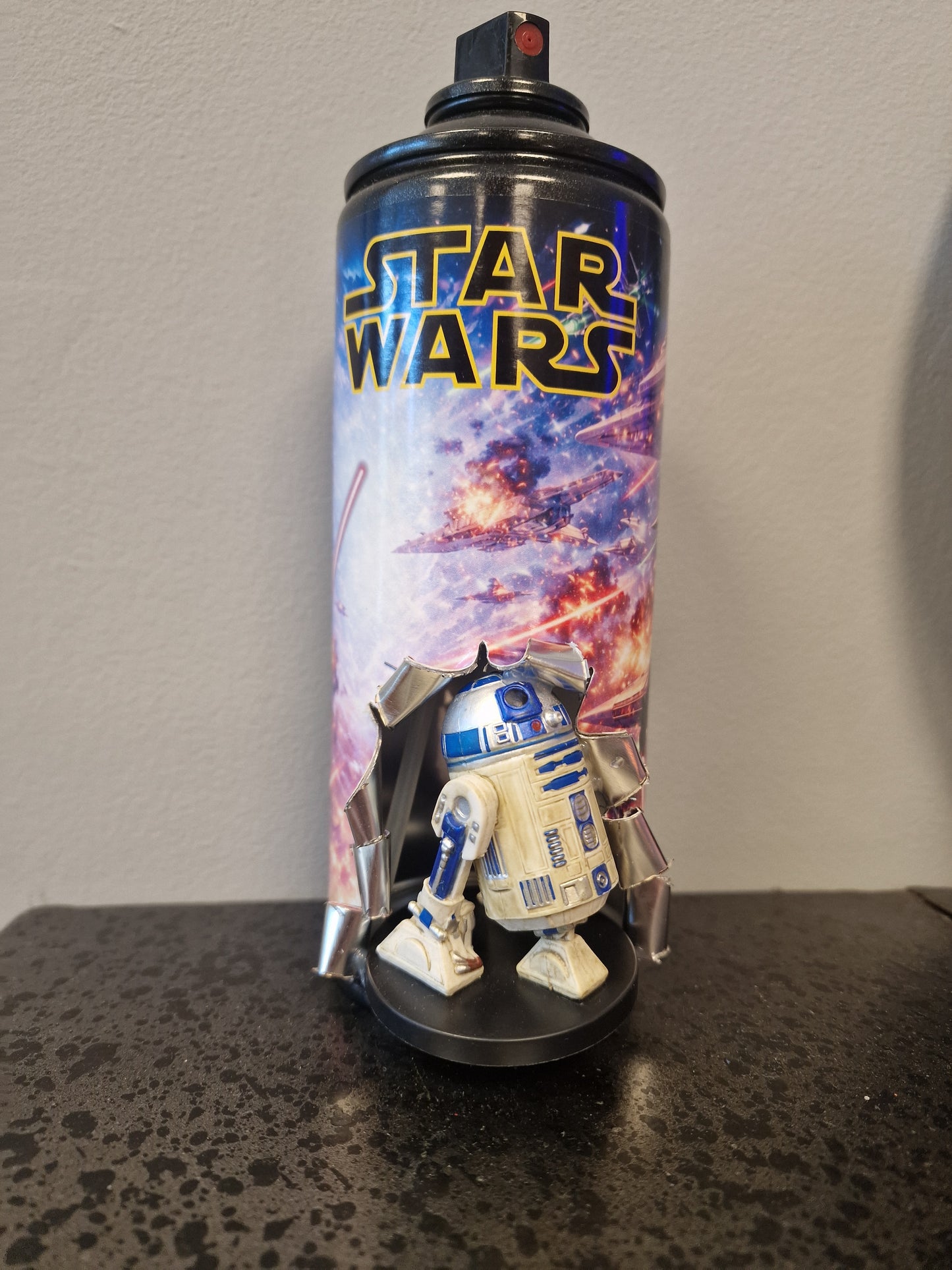 Bombe de peinture custom star wars – Figurine r2d2 pop culture artisanale
