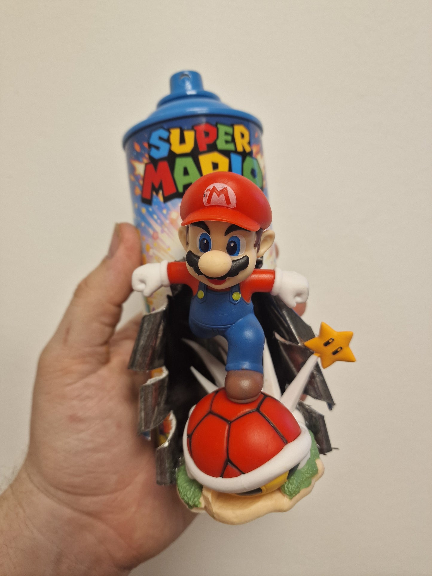 Bombe de peinture custom nintendo  – Figurine mario soccer pop culture artisanale