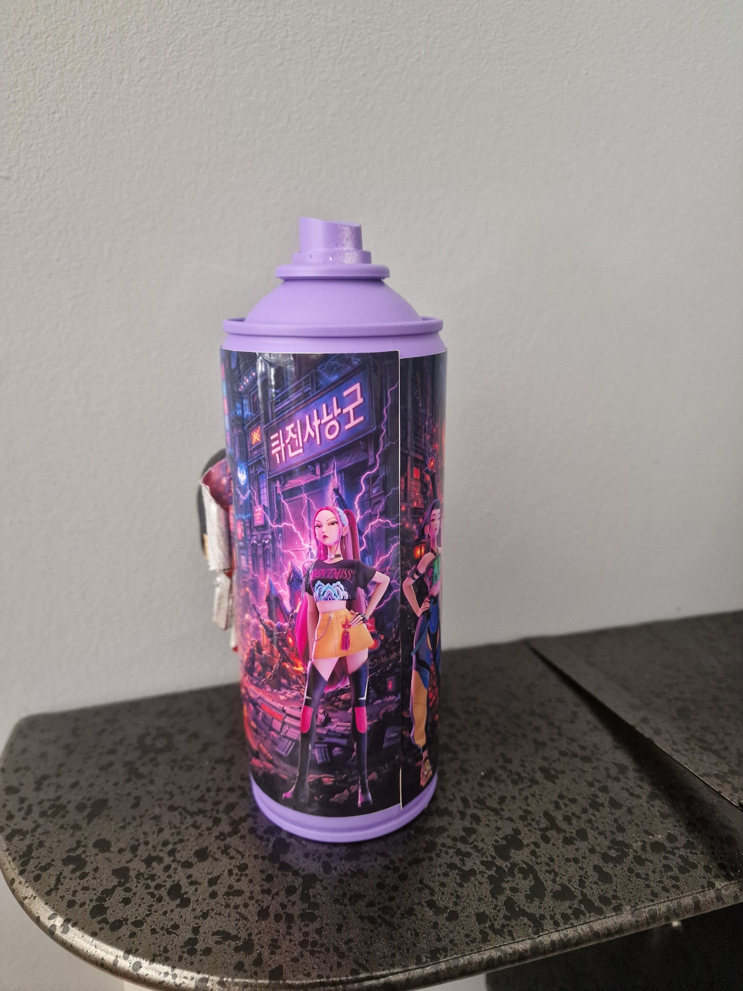 Bombe de peinture custom  – Figurine  zoey Kpop demon hunter pop culture artisanale