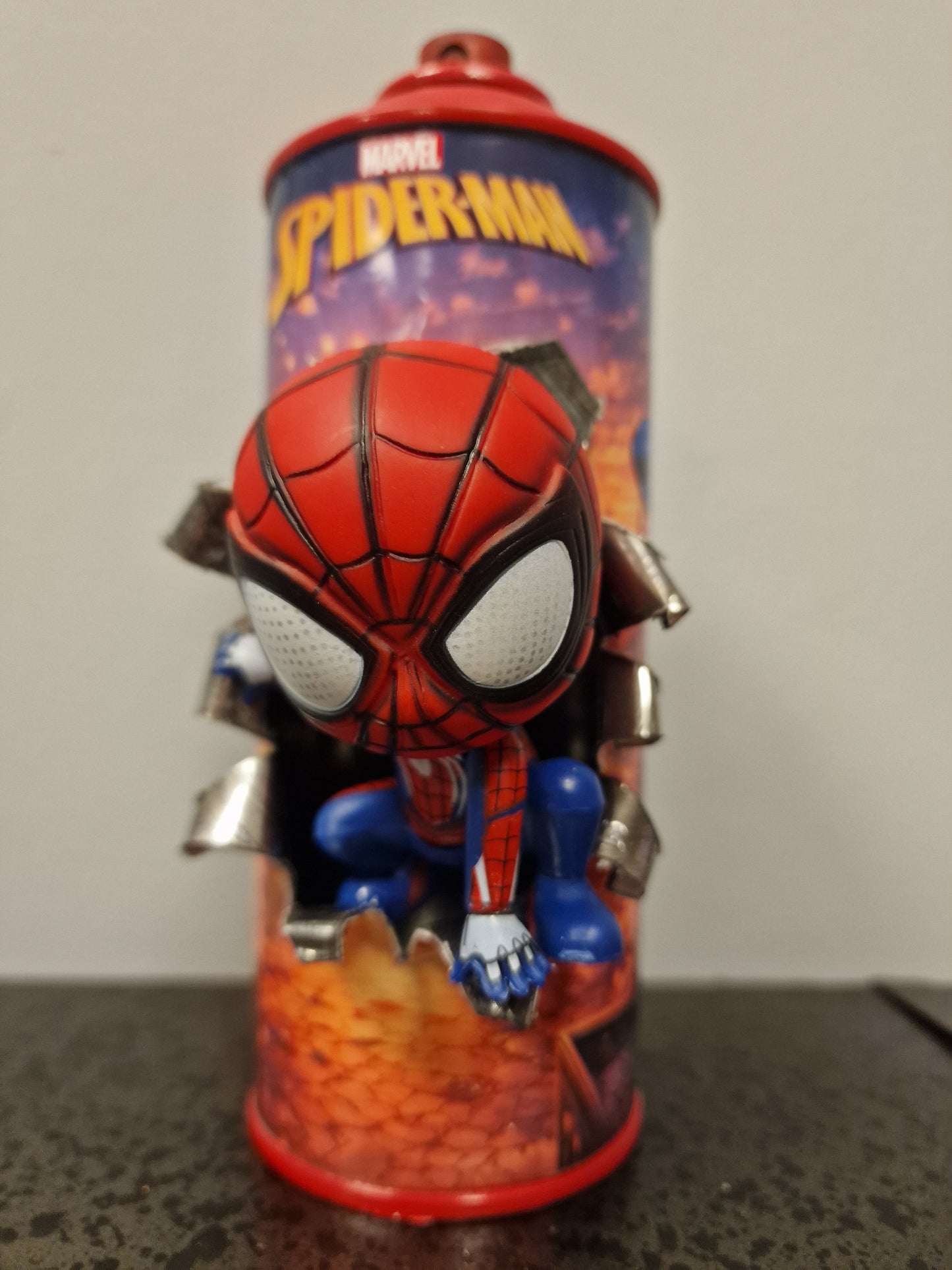Bombe de peinture custom marvel – Figurine  little Spiderman pop culture artisanale