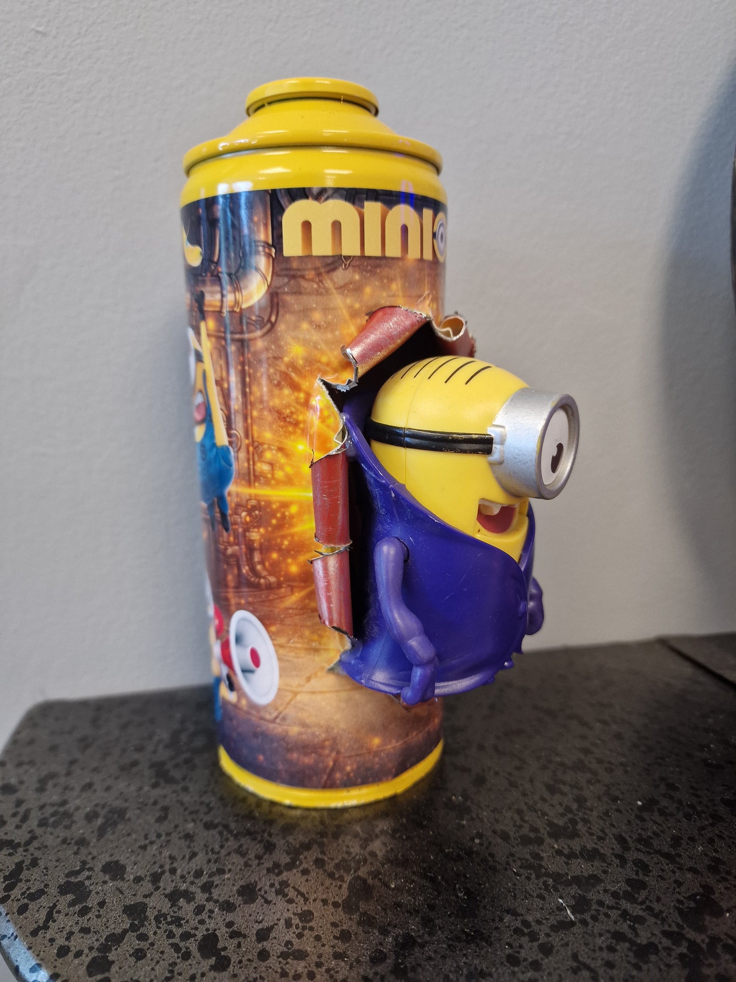 Bombe de peinture custom minions– Figurine des minions vampire pop culture artisanale