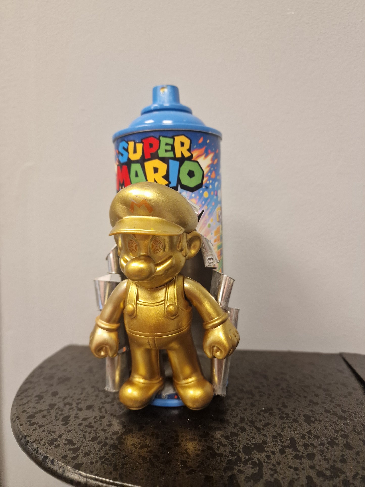 Bombe de peinture custom nintendo  – Figurine mario gold  pop culture artisanale