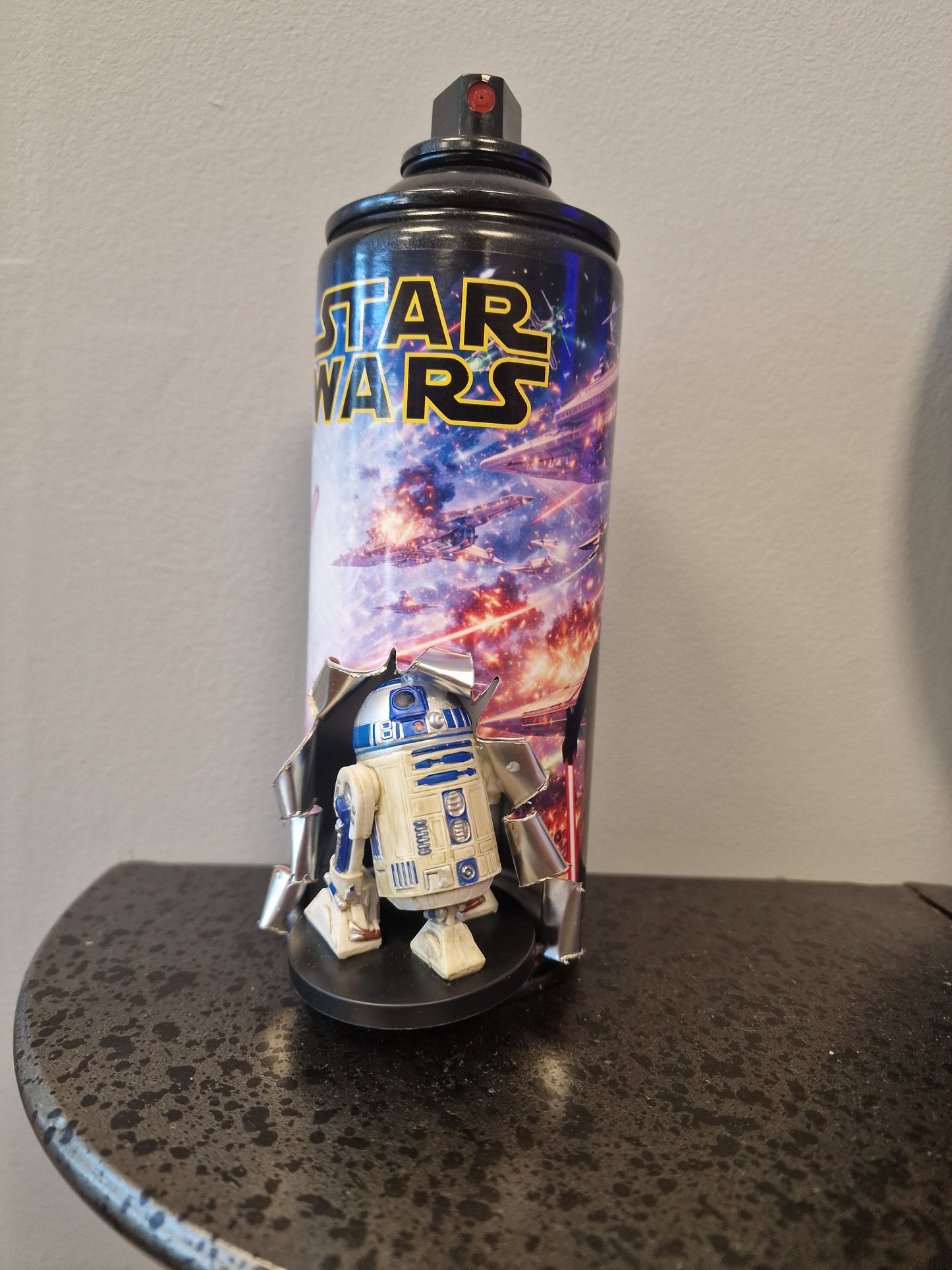 Bombe de peinture custom star wars – Figurine r2d2 pop culture artisanale