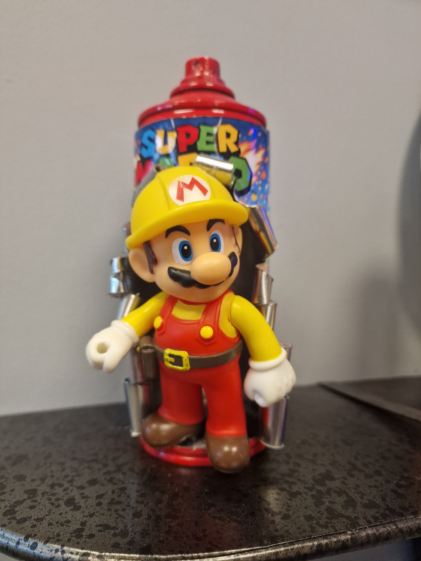 Bombe de peinture custom nintendo  – Figurine mario pompier  pop culture artisanale