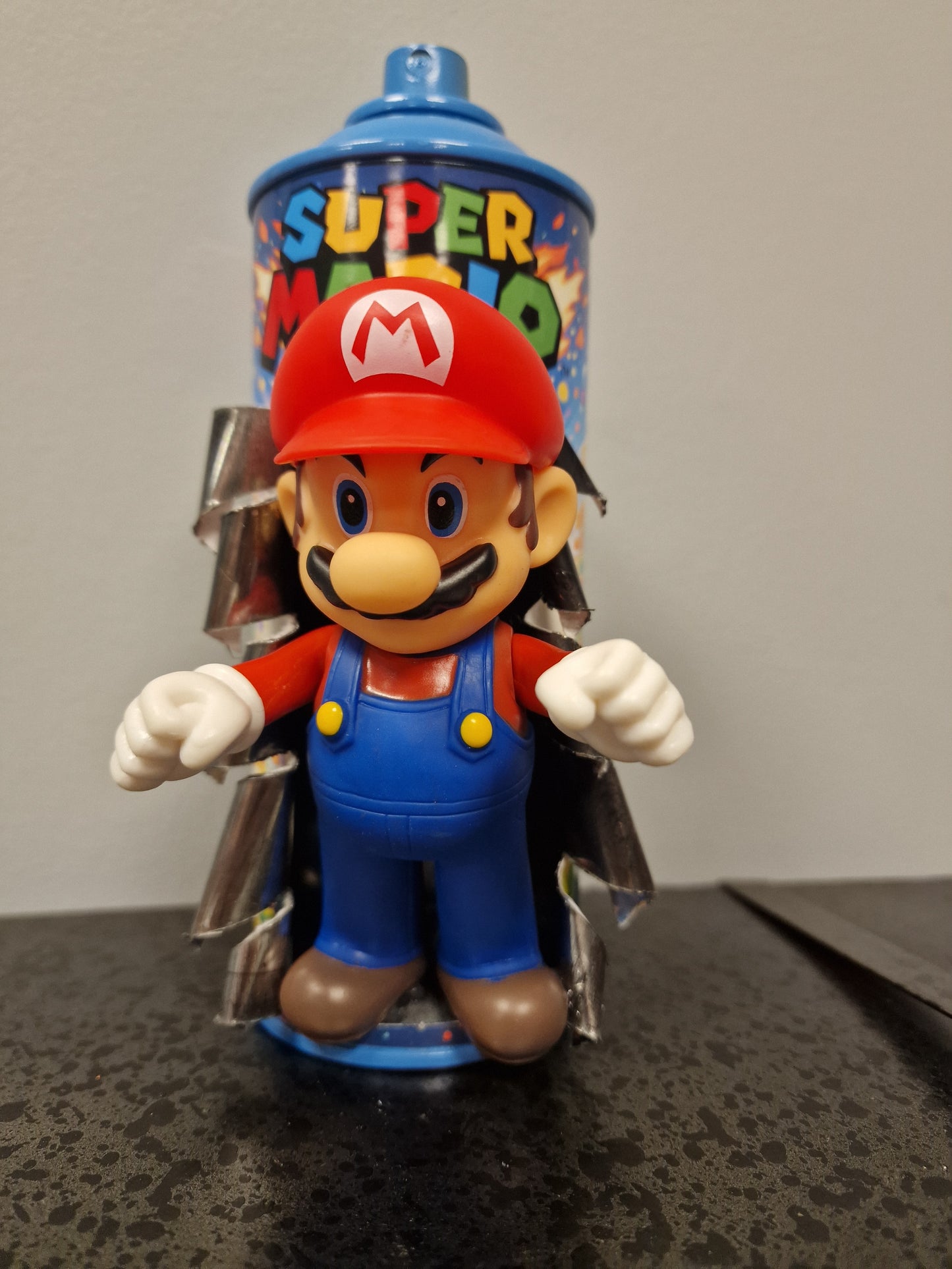 Bombe de peinture custom nintendo  – Figurine mario  pop culture artisanale